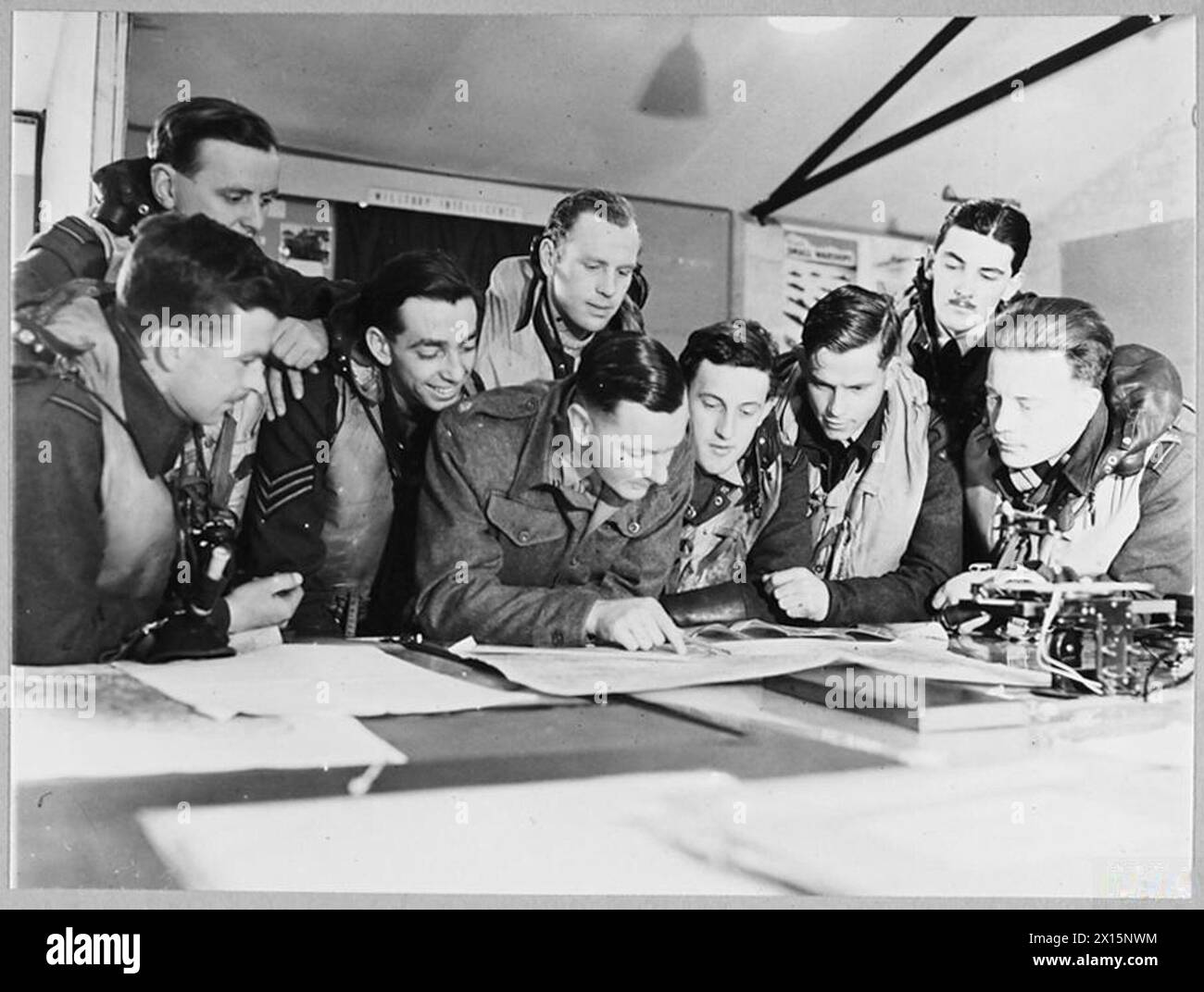 Foto, das Piloten der No.268 Squadron während einer Briefing-Sitzung mit einer Karte als Teil der Übung 'Spartan' Anfang 1943 zeigt, einschließlich der Verbindungsbeamten der Armee. Stockfoto