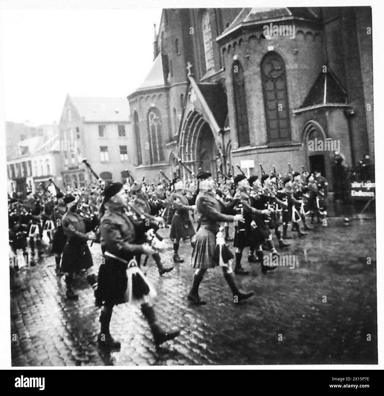 Allgemeine Sicht auf die 15. Schottische Pipe Band, die in Tilburg marschiert, beobachtet von der British Army, 21st Army Group. Stockfoto