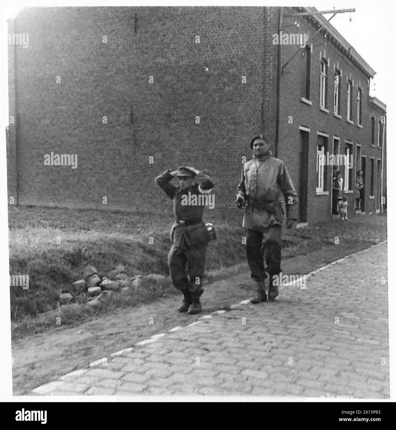 ADVANCE ON BRUSSELS – CPL. R. N. Davies aus Nordwales – Walisische Garde – bringt deutsche Gefangene auf dem Weg zur Brüsseler Britischen Armee, 21. Armeegruppe Stockfoto