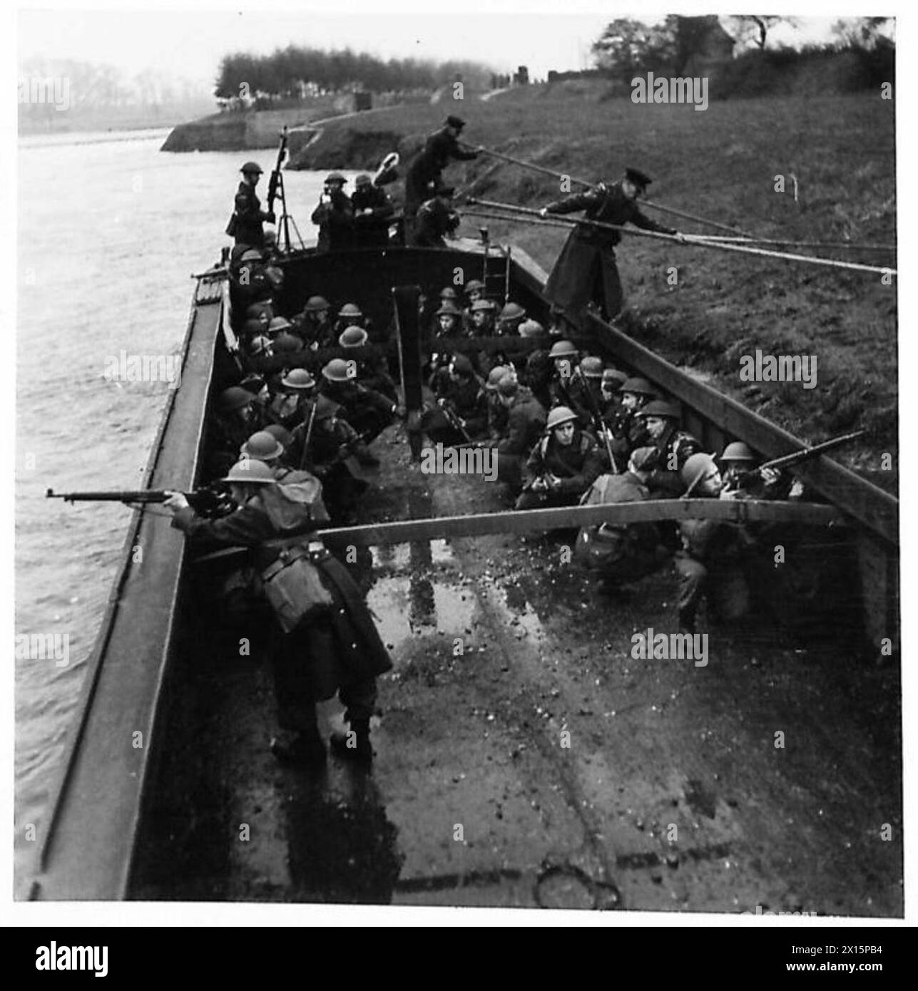 Freiwillige Helfer der Trent River Patrol, Home Guard, sind an Bord eines Lastkahns, bereit, die Binnenwasserstraßen für Verteidigungsoperationen abzuwerfen und zu patrouillieren, British Army. Stockfoto