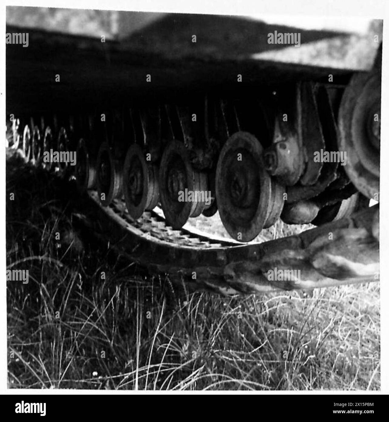 EXPERIMENTE ZUR PANZERRÜCKGEWINNUNG – zeigen, wie die Schienen von den Drehgestellen wegfallen, wenn der Panzer über zwei Hügel, vorne und hinten, fährt, wodurch die britische Armee die Mitte der Schiene nicht unterstützt Stockfoto