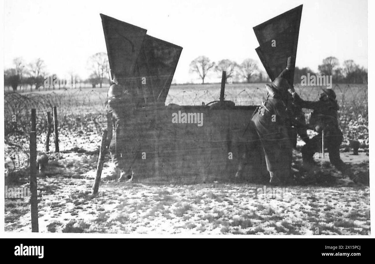 Eine getarnte Position wird geöffnet, um eine Lewis-Pistole für Beobachtungs- und Operationszwecke freizulegen. Stockfoto