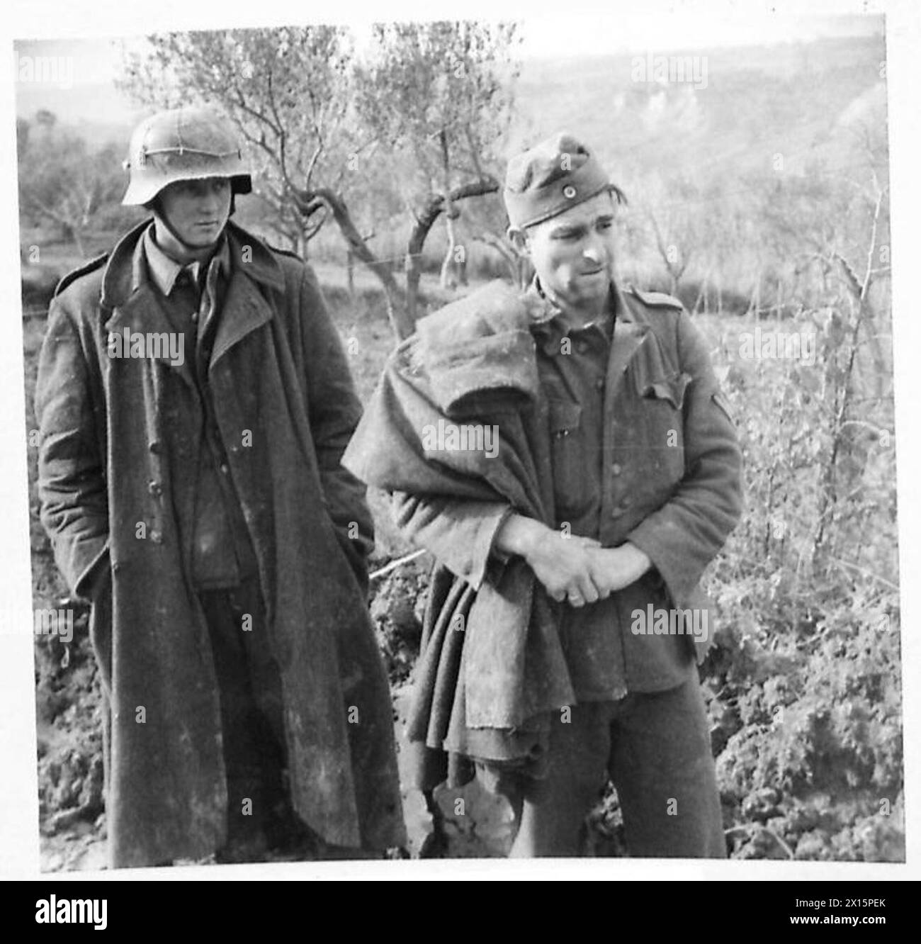 Im Moro-Gebiet der 8. Armee werden junge deutsche Soldaten am 16. Dezember 1943 von Einheiten der 8. Indischen Division gefangen genommen. Stockfoto