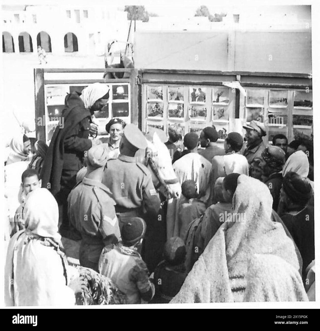 Ein arabischer Besucher auf dem Pferderücken sieht eine Wanderausstellung in der Wüste, die von der britischen Armee dokumentiert wurde. Stockfoto