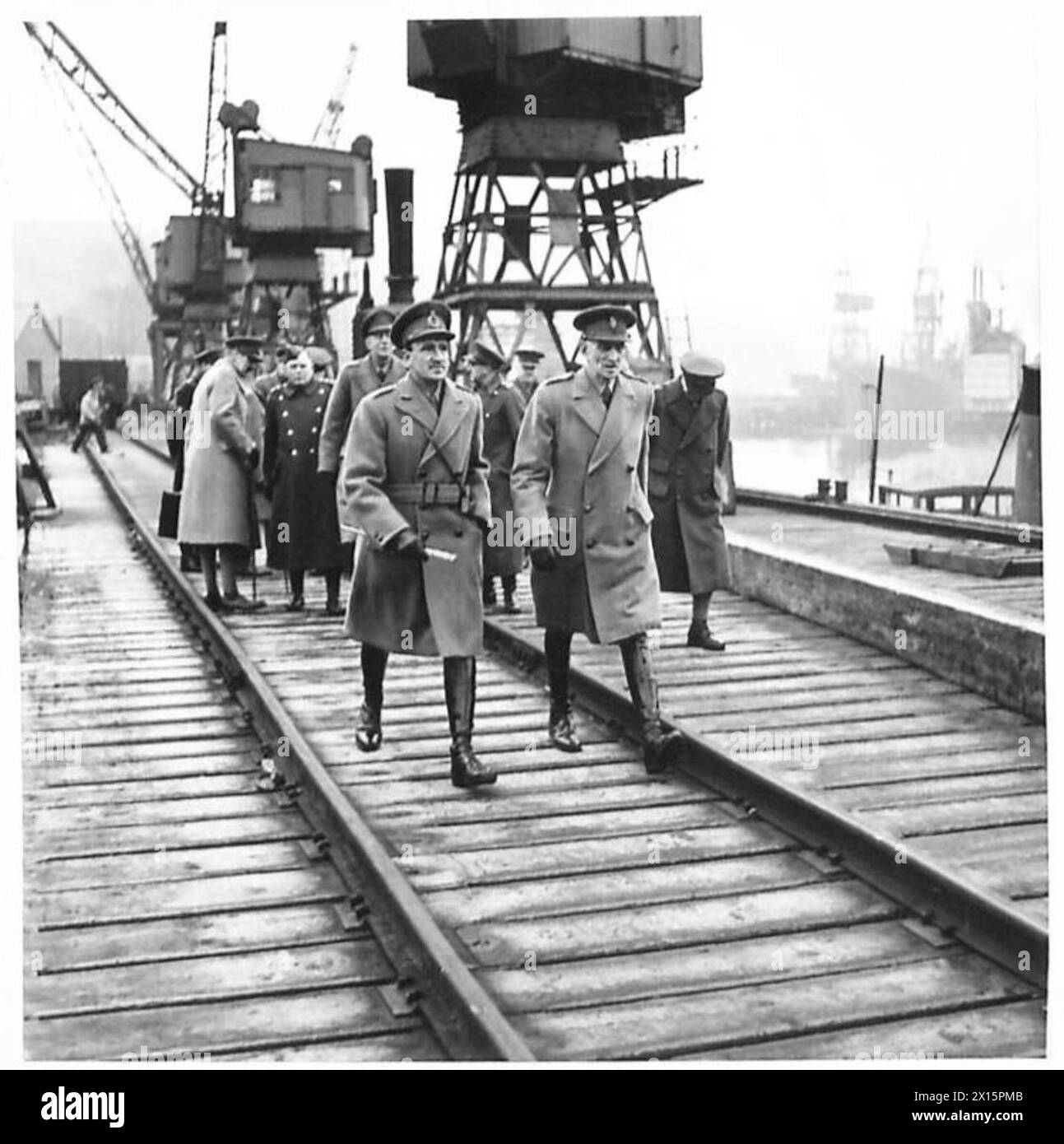 Der Oberbefehlshaber der Home Forces, begleitet von Colonel C. A. Bailey, inspiziert einen Militärhafen der britischen Armee in Schottland. Stockfoto