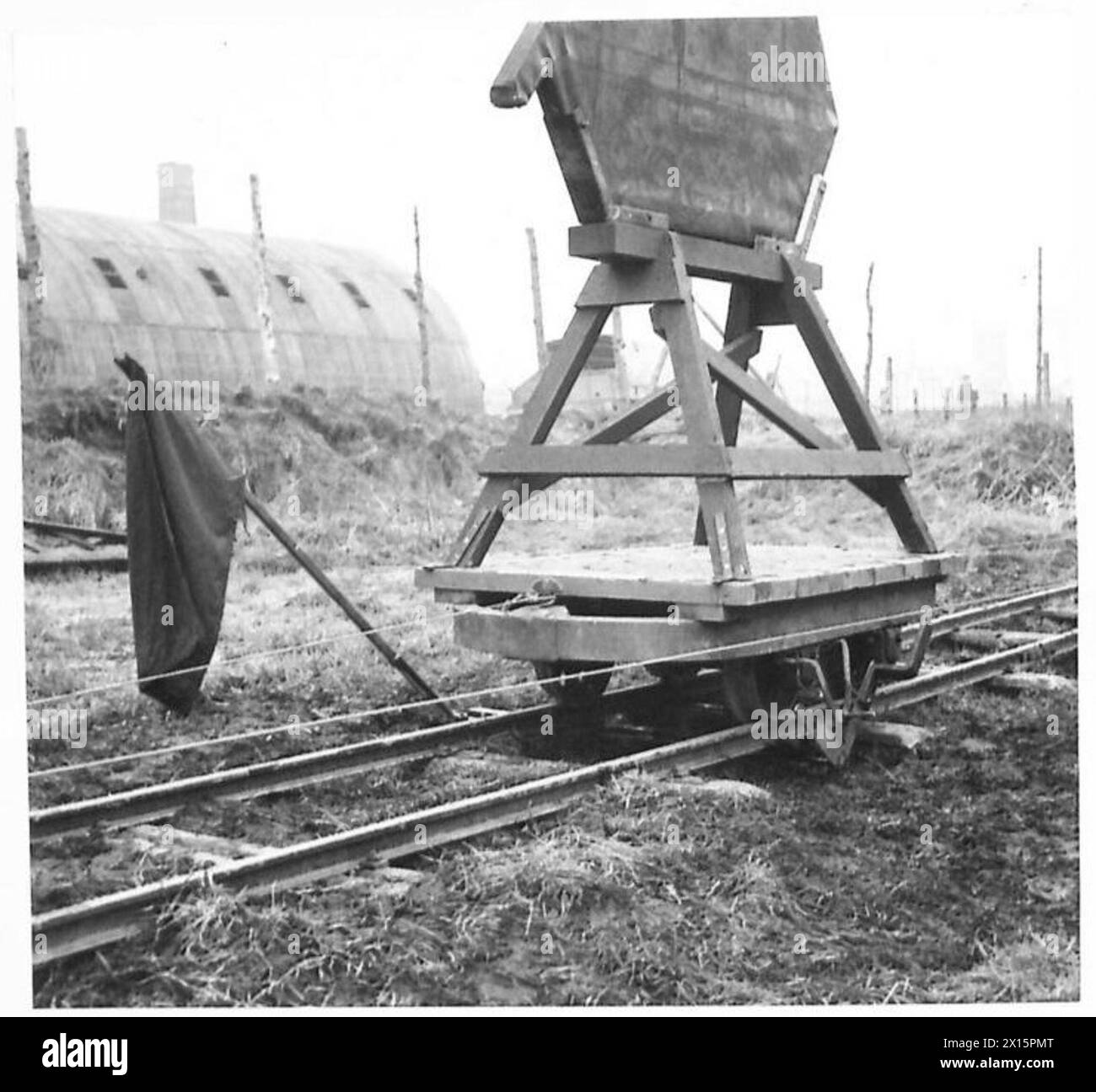 Auslösemechanismus, der eine Anzeigefahne für ein improvisiertes Panzerabwehrziel betätigt. Stockfoto