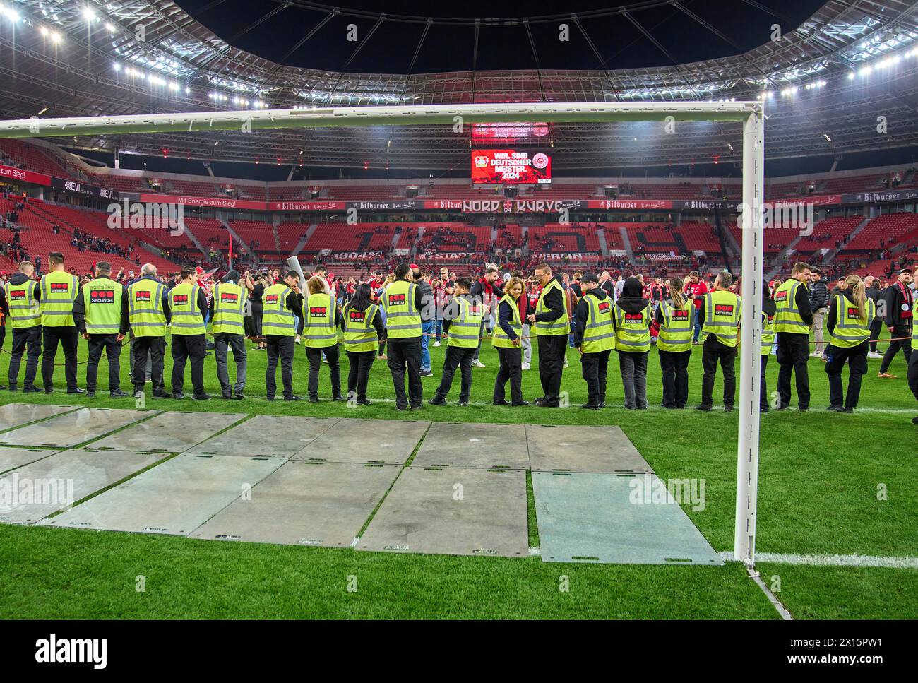 Leverkusen, Deutschland. April 2024. Sicherheitskräfte bewachen den Rasen und die Fußballtore nach dem Spiel BAYER 04 LEVERKUSEN - SV WERDER BREMEN 5-0 am 14. April 2024 in Leverkusen. Saison 2023/2024, 1. Bundesliga, Spieltag 29, 29. Spieltag Credit: Peter Schatz/Alamy Live News Stockfoto