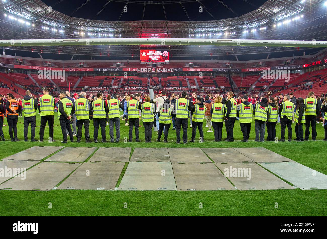 Leverkusen, Deutschland. April 2024. Sicherheitskräfte bewachen den Rasen und die Fußballtore nach dem Spiel BAYER 04 LEVERKUSEN - SV WERDER BREMEN 5-0 am 14. April 2024 in Leverkusen. Saison 2023/2024, 1. Bundesliga, Spieltag 29, 29. Spieltag Credit: Peter Schatz/Alamy Live News Stockfoto