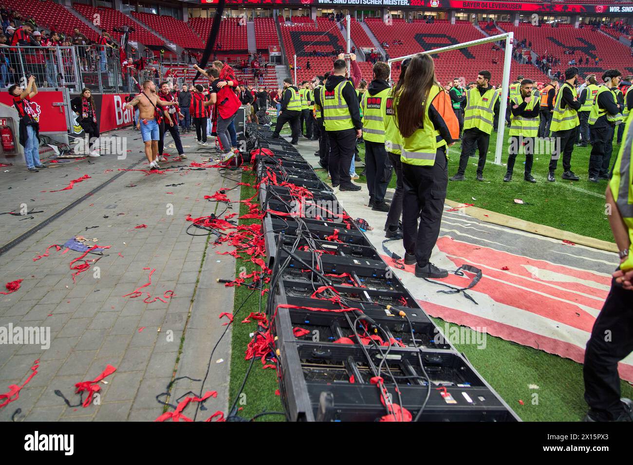 Leverkusen, Deutschland. April 2024. Fans feiern auf dem Spielfeld und beschädigen die Werbeband Werbebande nach dem Spiel BAYER 04 LEVERKUSEN - SV WERDER BREMEN 5-0 am 14. April 2024 in Leverkusen. Saison 2023/2024, 1. Bundesliga, Spieltag 29, 29. Spieltag Credit: Peter Schatz/Alamy Live News Stockfoto