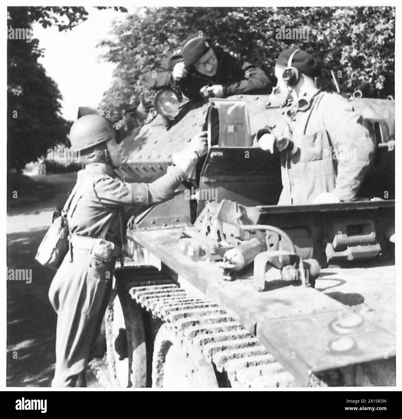 Ein Militärpolizist leitet einen Anführer der Panzergeschwader innerhalb der britischen Armee. Stockfoto