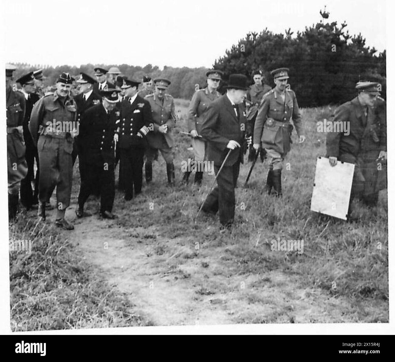 PREMIERMINISTER BESUCHT VERTEIDIGUNGSANLAGEN - Mr. Winston Churchill und feiert während der Tour der British Army Stockfoto