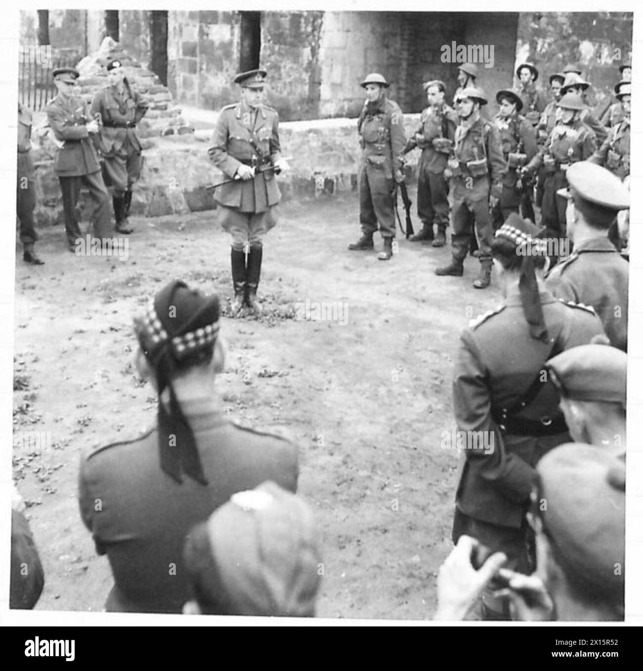 Major General Johnson besuchte die Glasgow Home Guard Fighting School und sprach am Ende seiner Tour an Offiziere und Schüler. Stockfoto