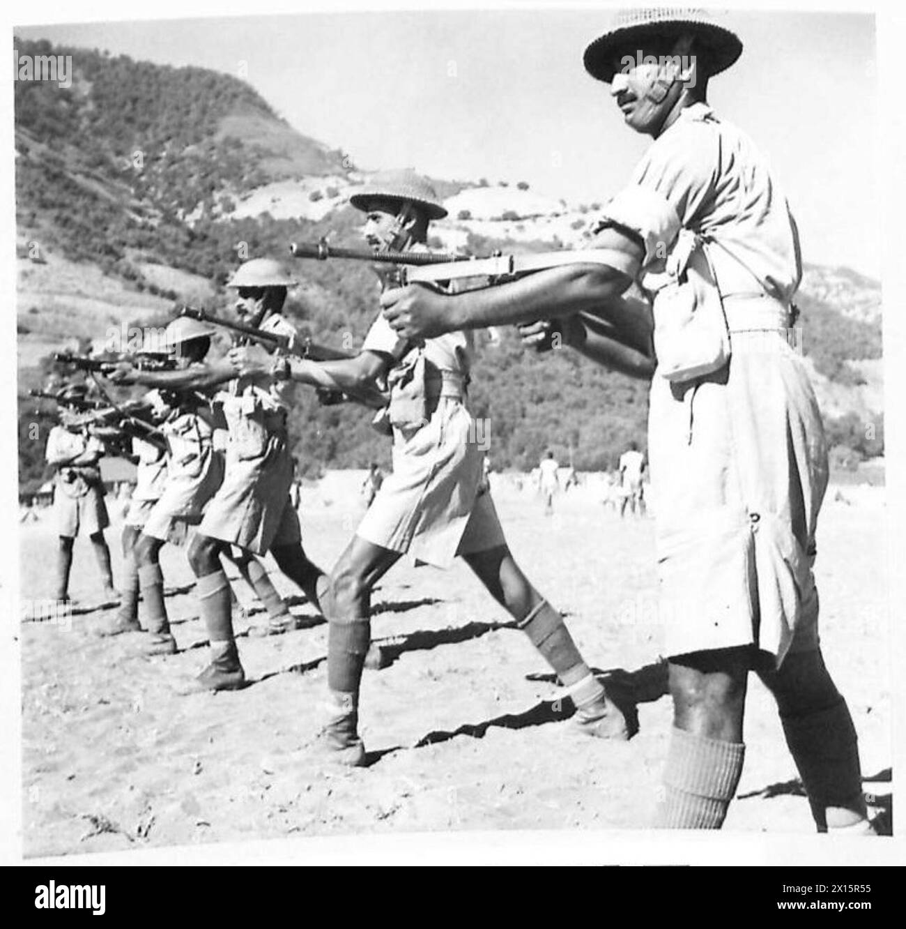 EIN INDISCHES JODHPUR SARDOR-INFANTERIEREGIMENT IN NORDAFRIKA - gut ausgerüstet, wird während eines Thompson-Maschinengewehrbohrers der britischen Armee bei der Arbeit gesehen Stockfoto