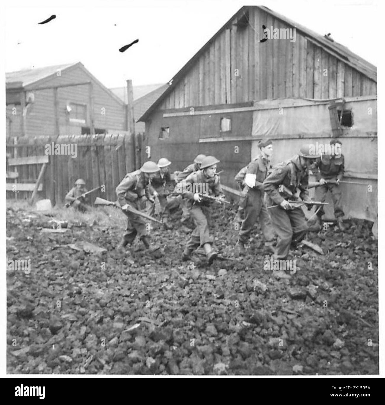 Major General Johnson beobachtet Mitarbeiter der Heimwache, die eine Stadtkampfdemonstration an der Glasgow Home Guard Fighting School durchführen. Stockfoto