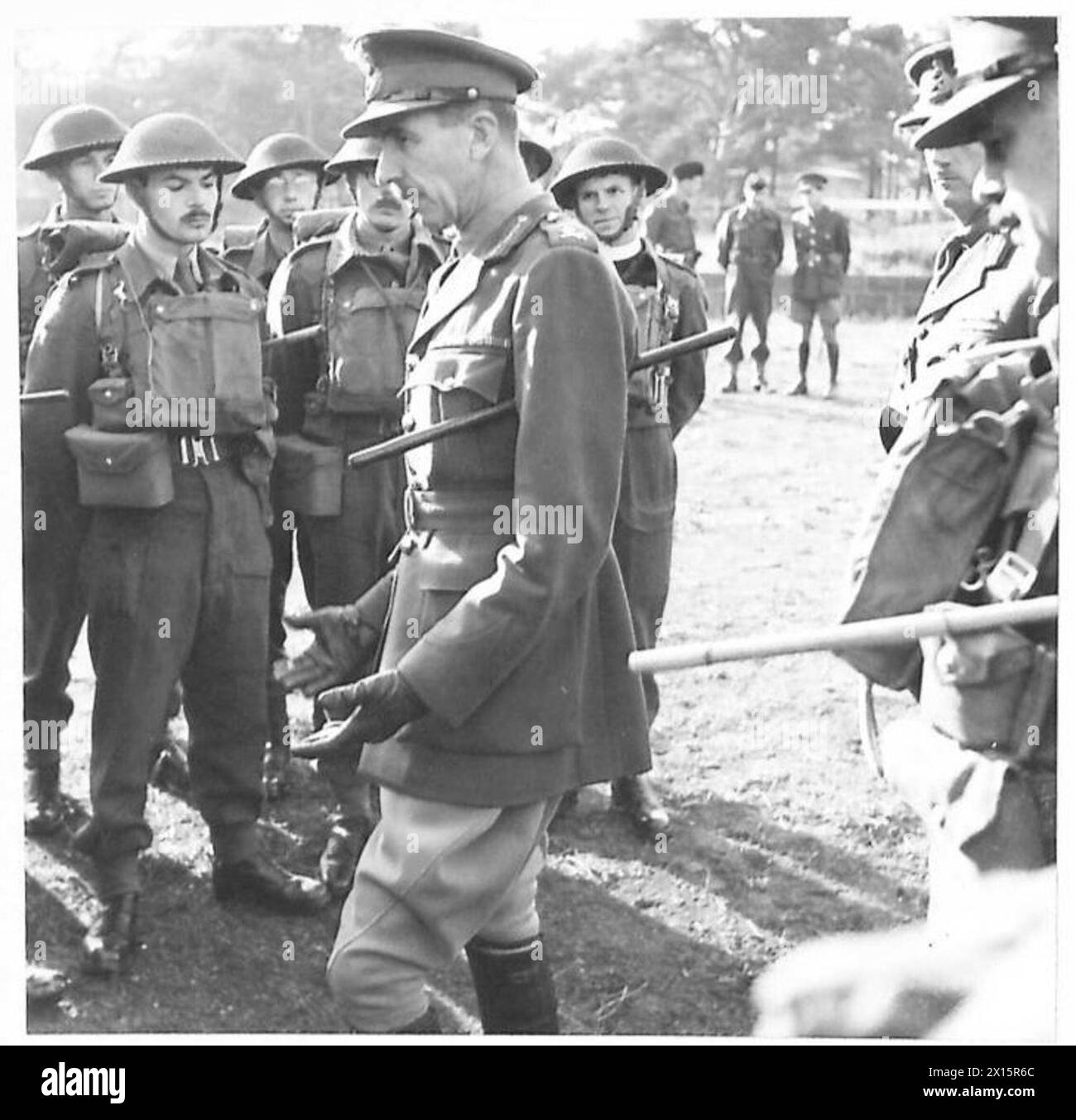 INFANTERIE-TRANSFER ZUM ROYAL ARMED CORPS - der Corps Commander Lt. General Schriber unterhält sich mit den abgehenden Offizieren der beiden Einheiten British Army Stockfoto