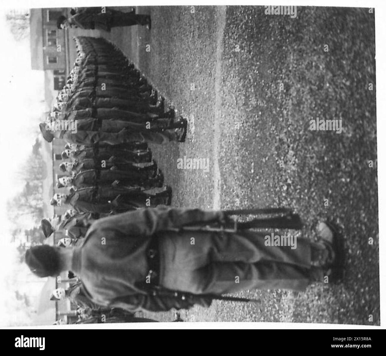 IN ULSTER - Men of the Royal Ulster Rifles bohren auf dem Barrack Square. Keiner der Männer hatte mehr als drei Monate Ausbildung in der britischen Armee Stockfoto
