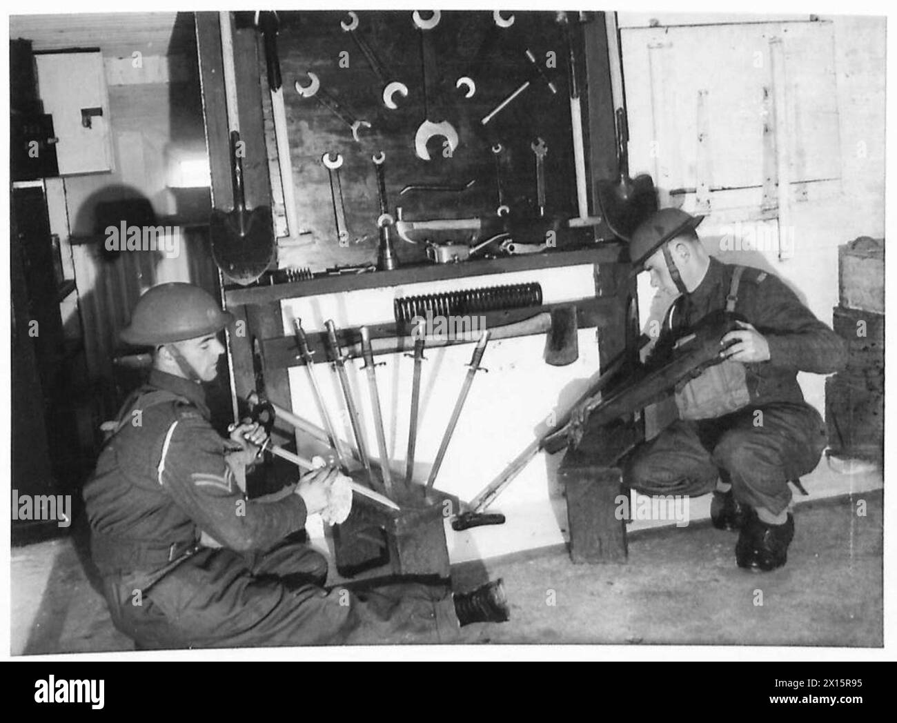 In einem Pillenkasten pflegen und säubern Mitarbeiter der britischen Armee die militärische Ausrüstung. Stockfoto