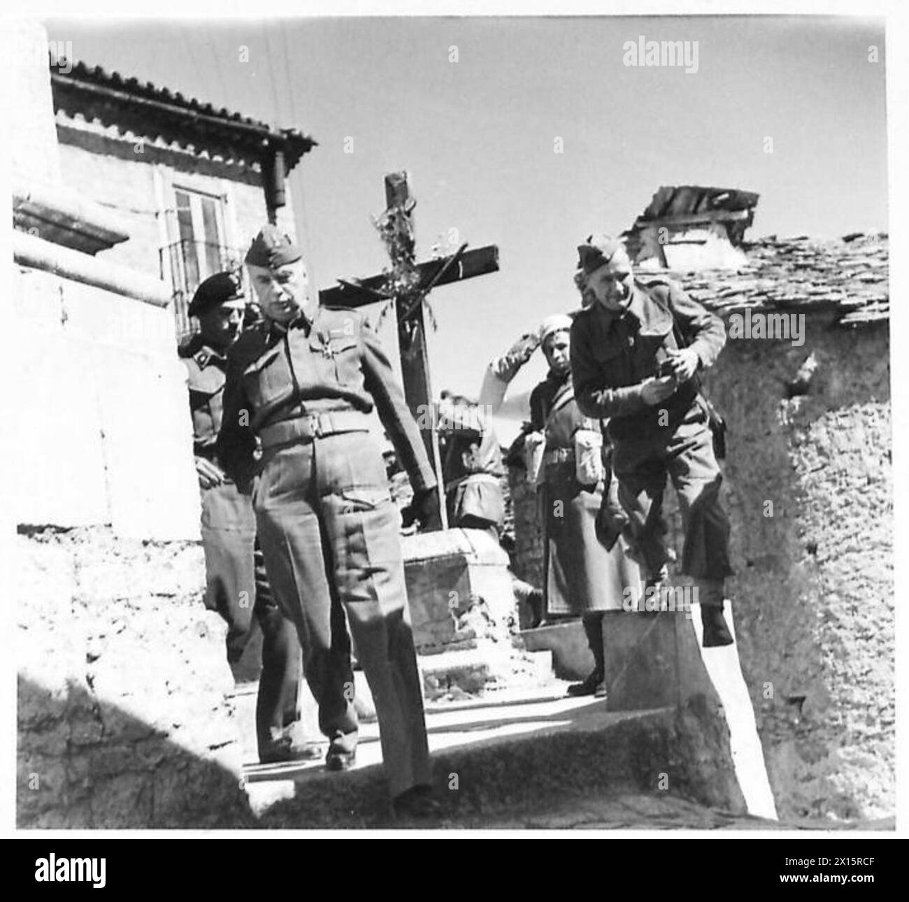 General Kazimierz Sosnkowski verließ eine Kirche in Carpinone, nachdem er am 2. April 1944 während seines Besuchs beim 2. Polnischen Korps eine Messe besucht hatte. Er wurde von General Władysław anders, dem Korps-Kommandeur, gefolgt, der eine schwarze Baskenmütze trug, die die Führung und die religiösen Praktiken der polnischen Armee während des Italienischen Feldzugs veranschaulichte. Stockfoto