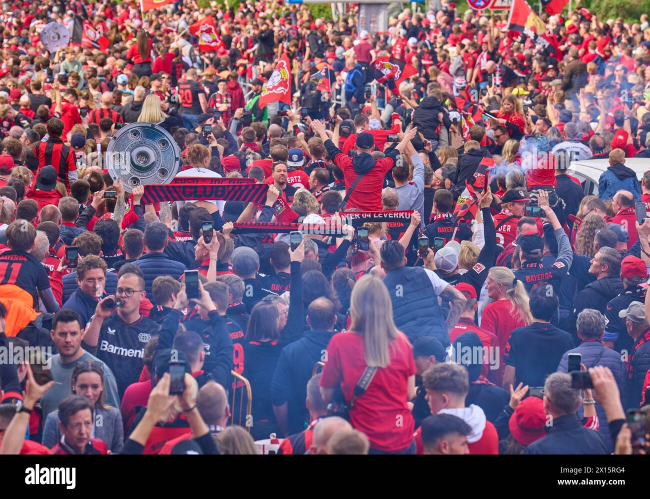 Leverkusen, Deutschland. April 2024. Die Fans feiern die Ankunft des Teams vor dem Spiel BAYER 04 LEVERKUSEN - SV WERDER BREMEN 5-0 am 14. April 2024 in Leverkusen. Saison 2023/2024, 1. Bundesliga, Spieltag 29, 29. Spieltag Credit: Peter Schatz/Alamy Live News Stockfoto