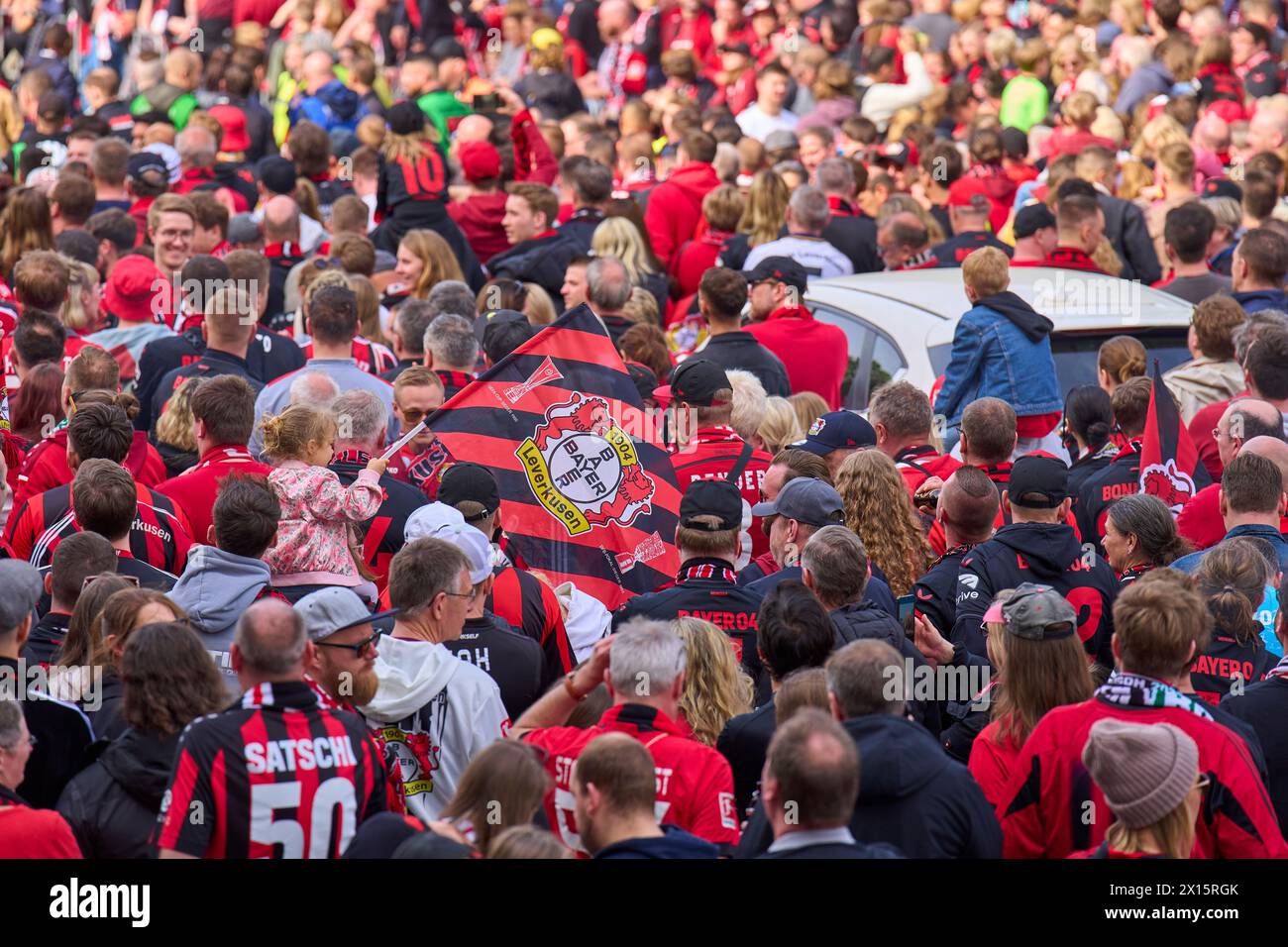 Leverkusen, Deutschland. April 2024. Die Fans feiern die Ankunft des Teams vor dem Spiel BAYER 04 LEVERKUSEN - SV WERDER BREMEN 5-0 am 14. April 2024 in Leverkusen. Saison 2023/2024, 1. Bundesliga, Spieltag 29, 29. Spieltag Credit: Peter Schatz/Alamy Live News Stockfoto