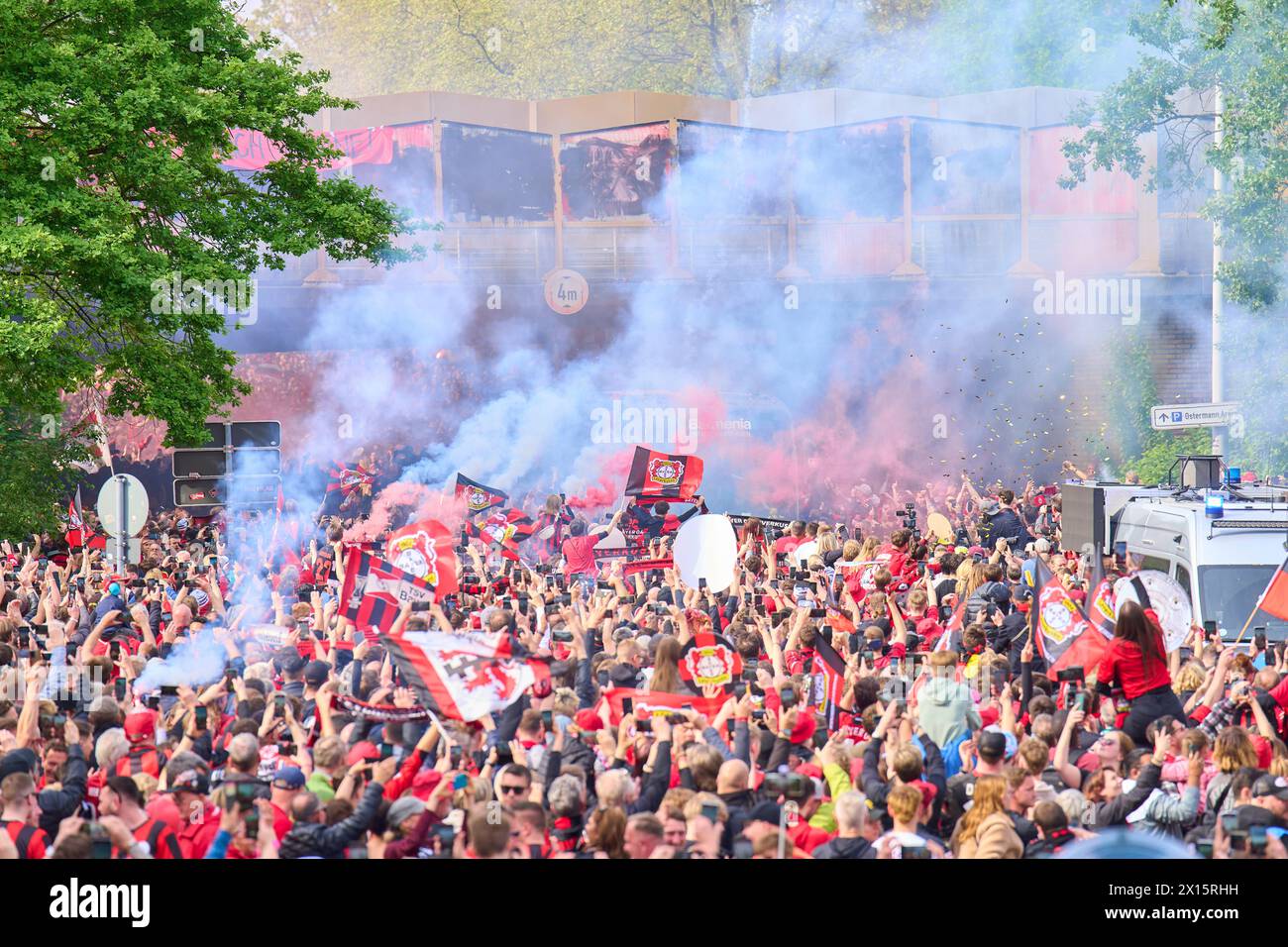 Leverkusen, Deutschland. April 2024. Die Fans feiern die Ankunft des Teams vor dem Spiel BAYER 04 LEVERKUSEN - SV WERDER BREMEN 5-0 am 14. April 2024 in Leverkusen. Saison 2023/2024, 1. Bundesliga, Spieltag 29, 29. Spieltag Credit: Peter Schatz/Alamy Live News Stockfoto