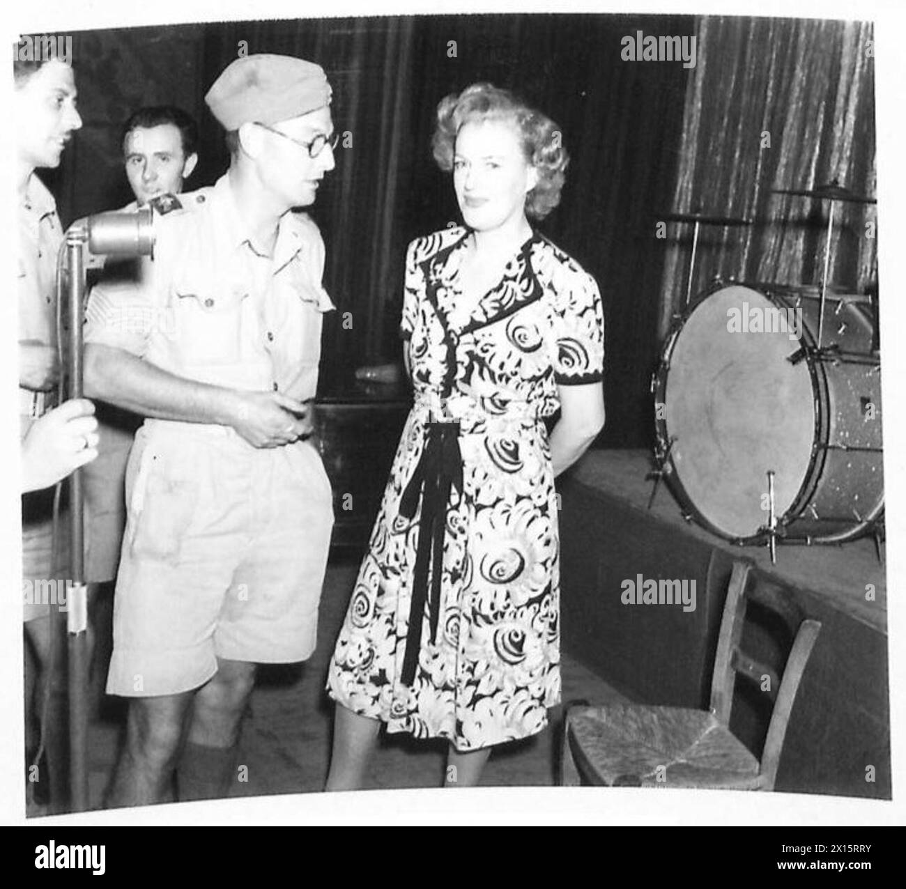 Gracie Fields trifft Sergeant A.R. Elvin von der Army Film and Photo Section in Nordafrika und erinnert während der Proben an die Studioarbeit vor dem Krieg. Stockfoto Gracie Fields trifft Sergeant A.R. Elvin von der Army Film and Photo Section in Nordafrika und erinnert während der Proben an die Studioarbeit vor dem Krieg. Stockfoto
