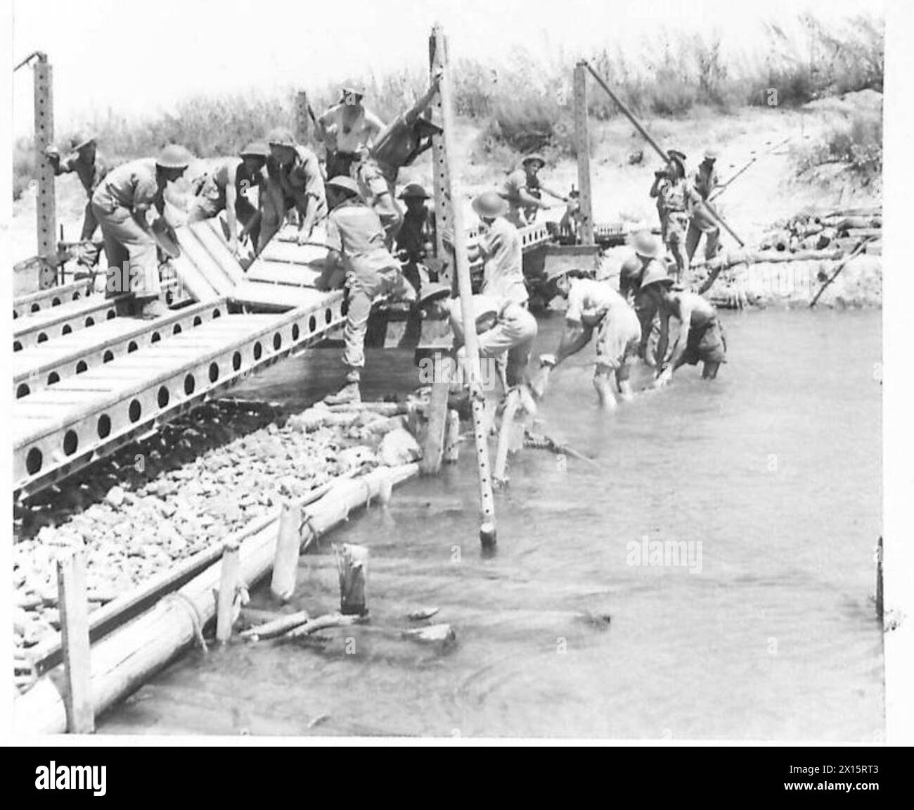 INVASION VON SIZILIEN GORNALUNGA, nahe CATANIA - Sapper des 252 Field Coy. R.E. Fertigstellung der Bauarbeiten einer Pontonbrücke über die FOCE DEL SIMETO, einer der natürlichen Verteidigungsanlagen außerhalb von CATANIA. Der Bau dieser Brücke war von entscheidender Bedeutung, da die Hauptbrücke unter Beobachtung und feindlichem Granatfeuer der British Army diente Stockfoto