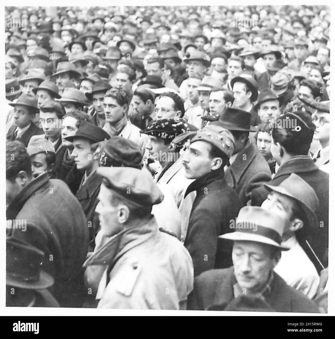 Studenten der Universität treffen sich in Neapel in Menschenmengen und hören während eines politischen Treffens in Italien den Rednern zu. Stockfoto