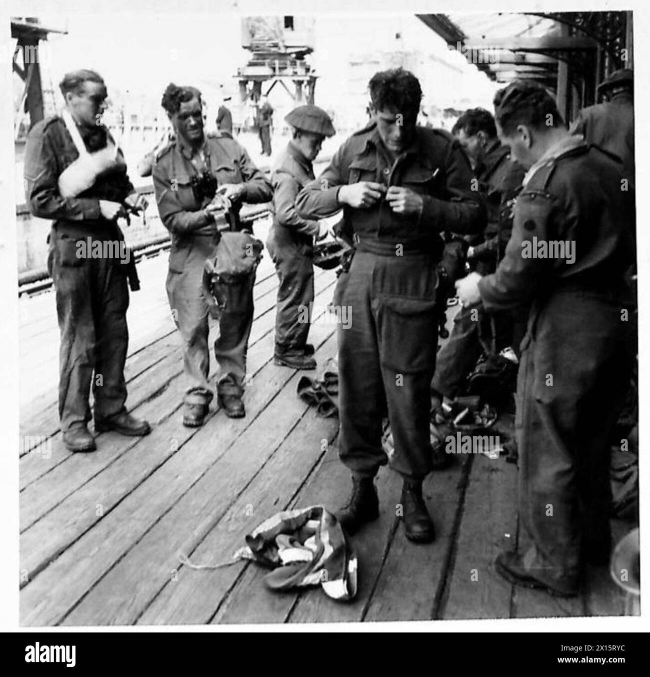 Soldaten kommen aus Dieppe zurück, tragen ihre Kampfschminke und zeigen den Zustand des Personals nach Operationen unter Aufsicht der britischen Armee. Stockfoto