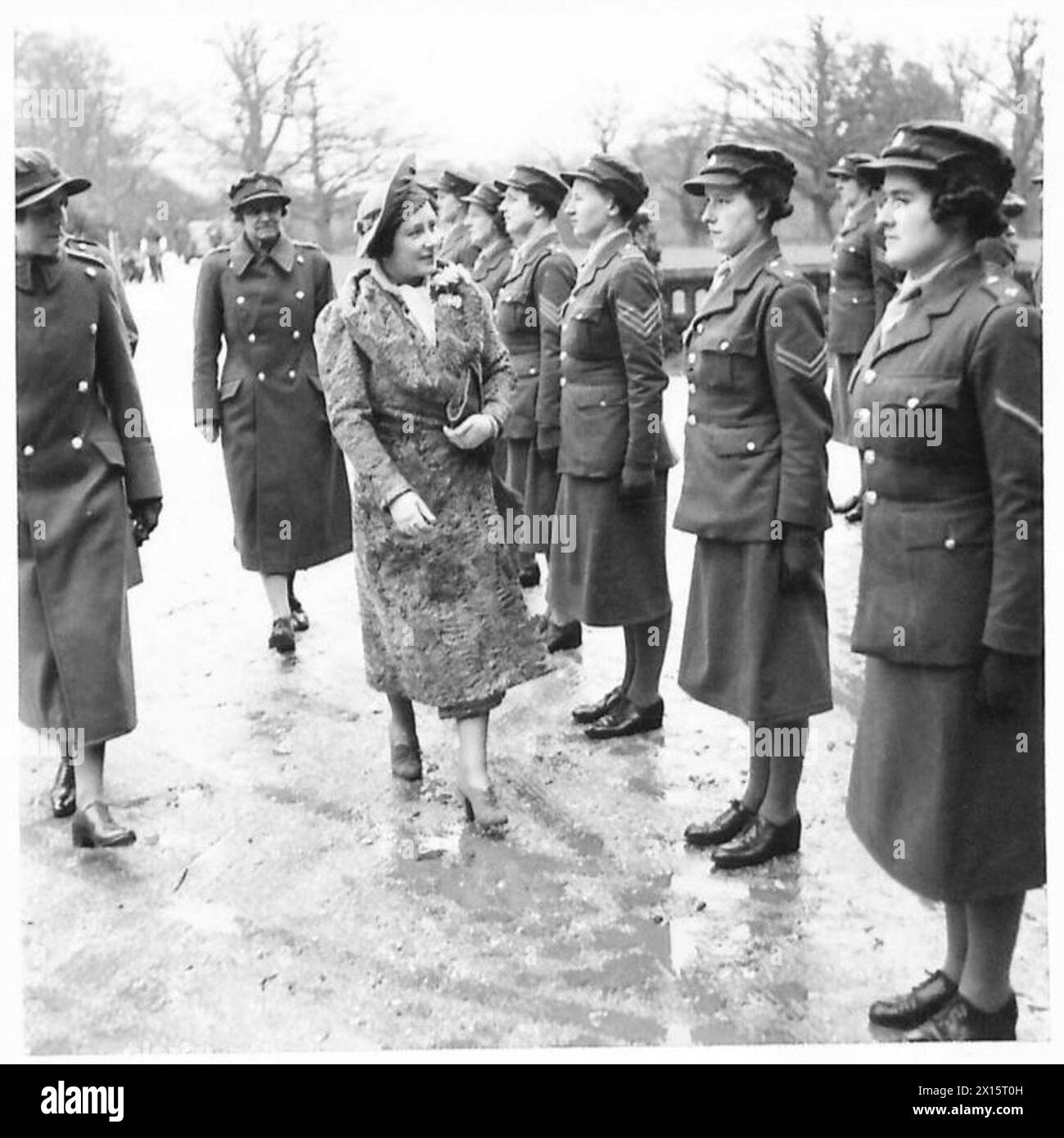 Die Königin inspiziert bei der Ankunft eine Ehrengarde des A.T.S.-Personals, wobei Soldaten der britischen Armee anwesend sind. Stockfoto
