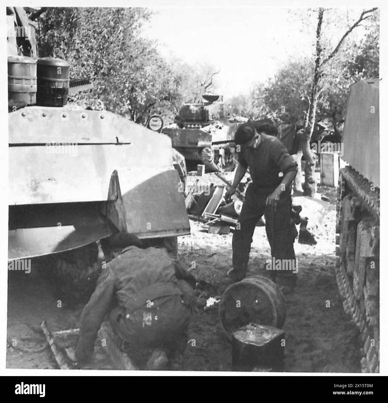 Royal Electrical and Mechanical Engineers entfernen altes Öl bei Reparaturen an einem amerikanischen Sherman-Tank. Stockfoto
