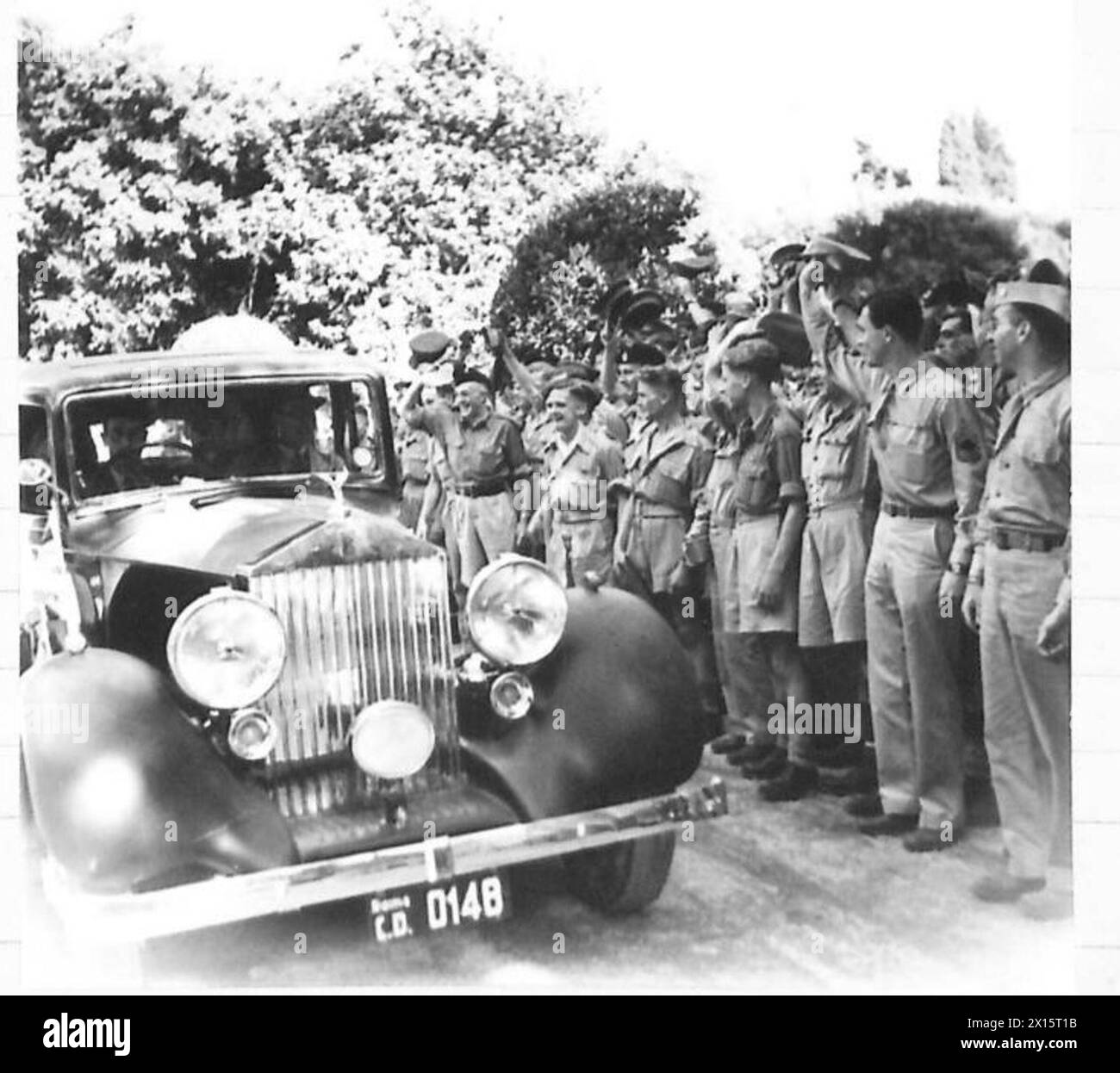 Der britische Premierminister trifft auf Mitglieder der italienischen Regierung, während britische und amerikanische Soldaten beobachten und grüßen Stockfoto