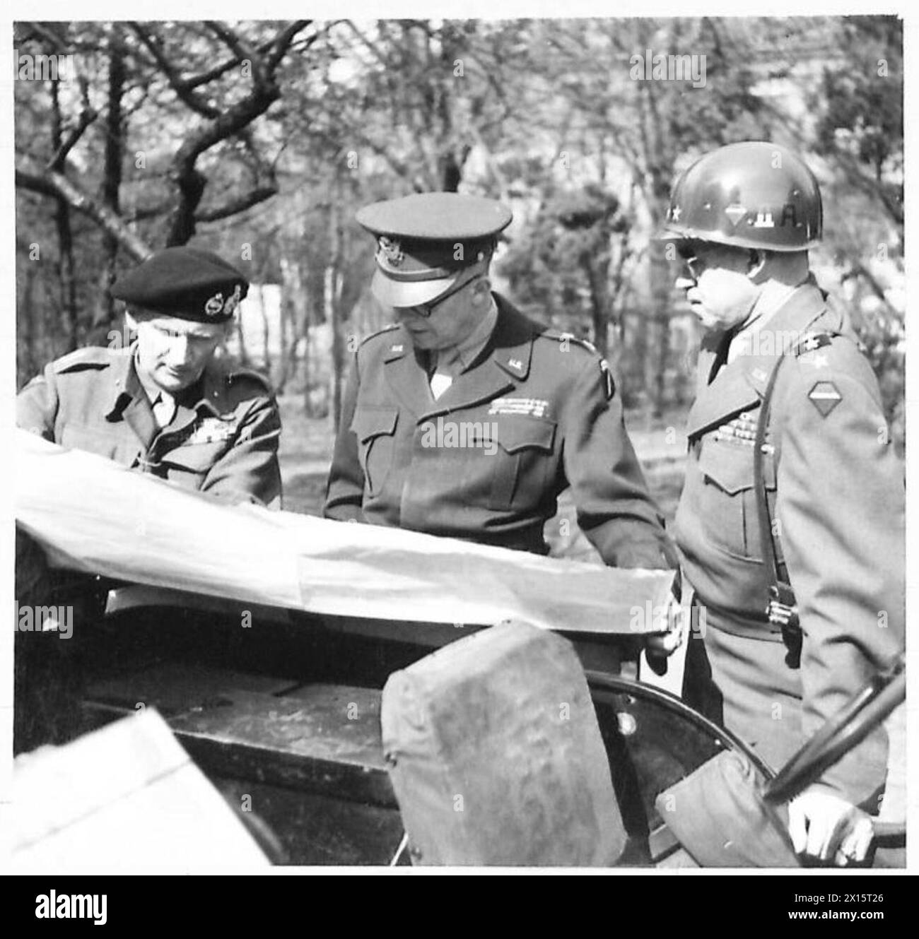 DER PREMIERMINISTER IN DEUTSCHLAND - Feldmarschall Sir Bernard Montgomery, General D.D. Eisenhower und General Bradley auf einer Karte britische Armee, 21. Armeegruppe Stockfoto