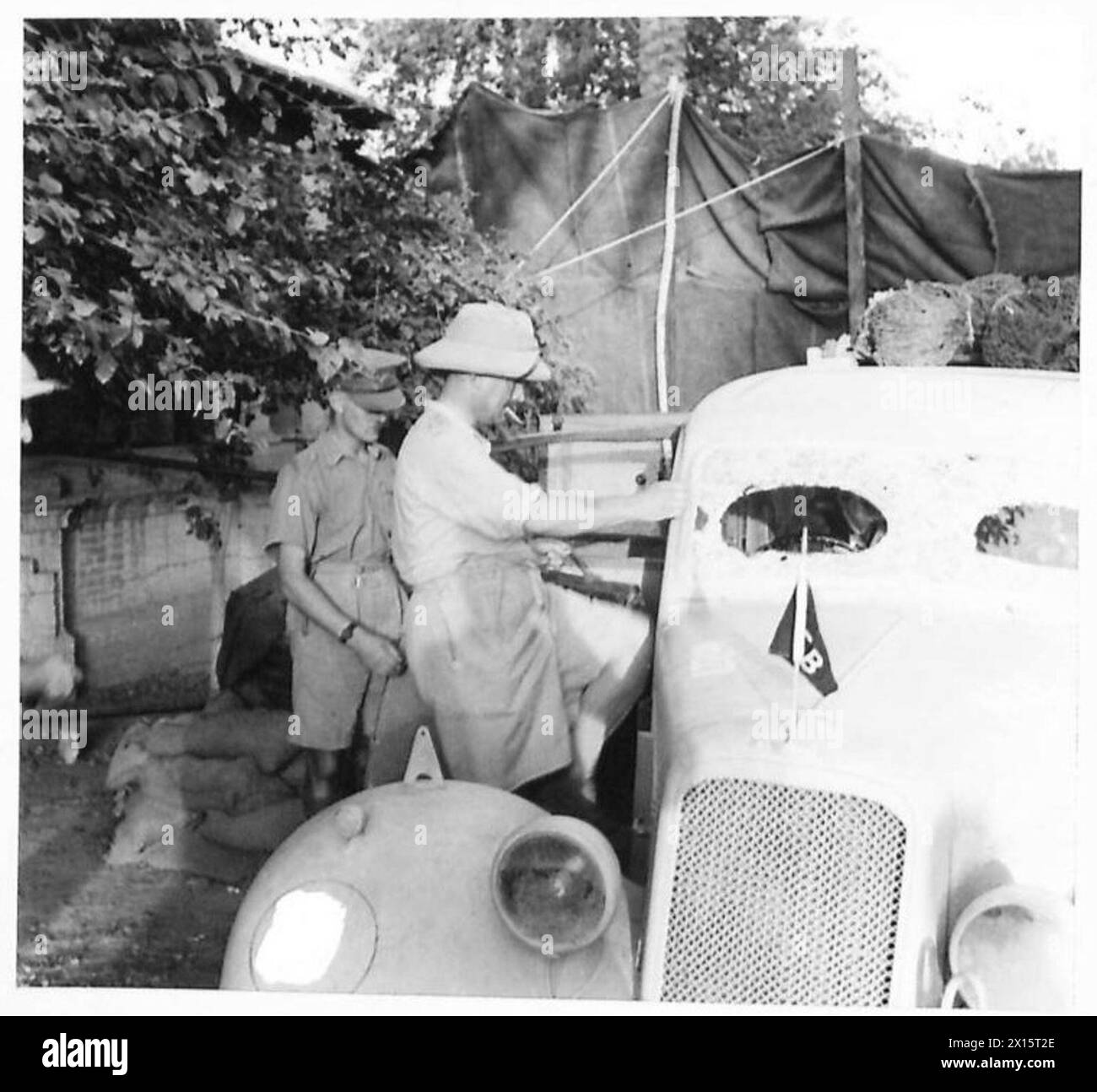 Brigadier J. Kingston, D.S.O., der den Vorstoß befehligte, wird in Bagdad gesehen, wie er in sein Auto steigt. Stockfoto