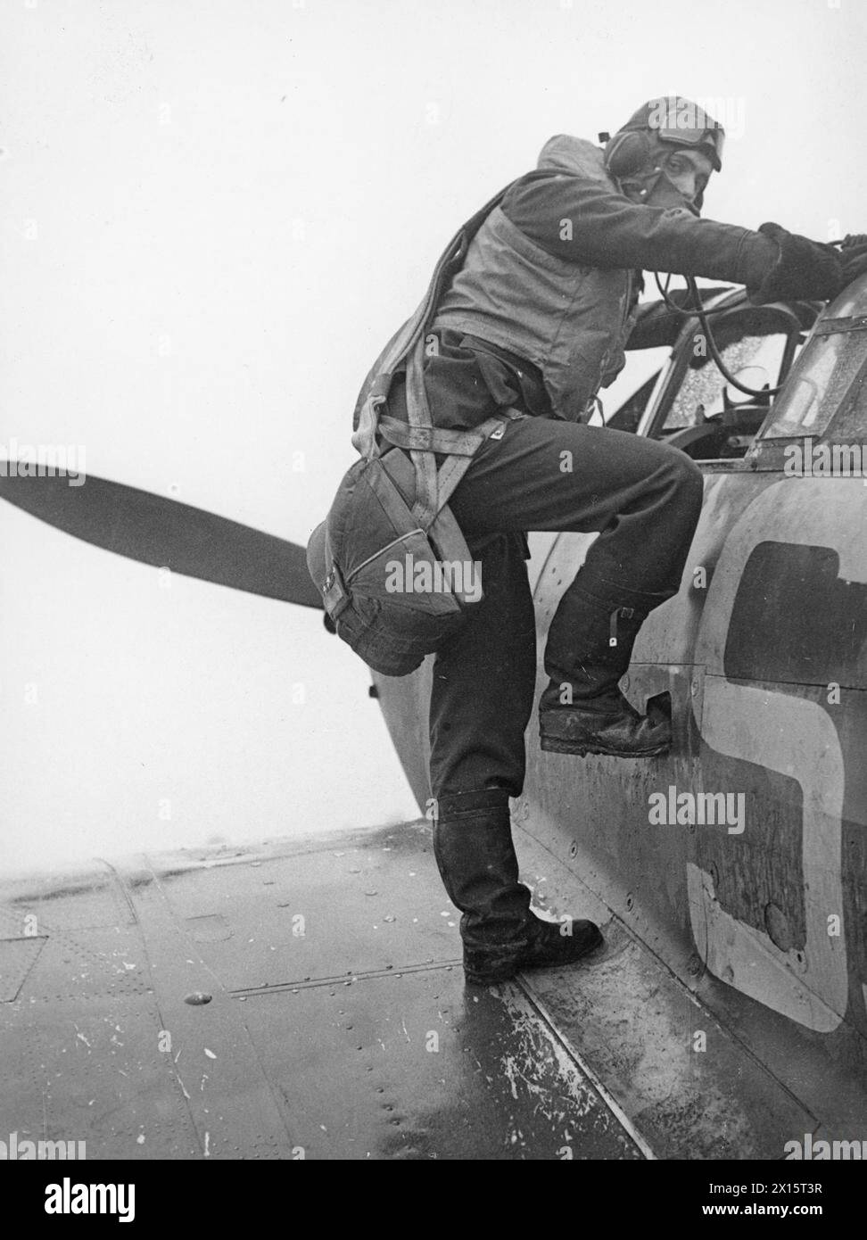 Ein Hurricane-Pilot steigt im Februar 1940 während der Operationen des Royal Air Force Fighter Command in das Cockpit einer West Country RAF-Station ein. Stockfoto