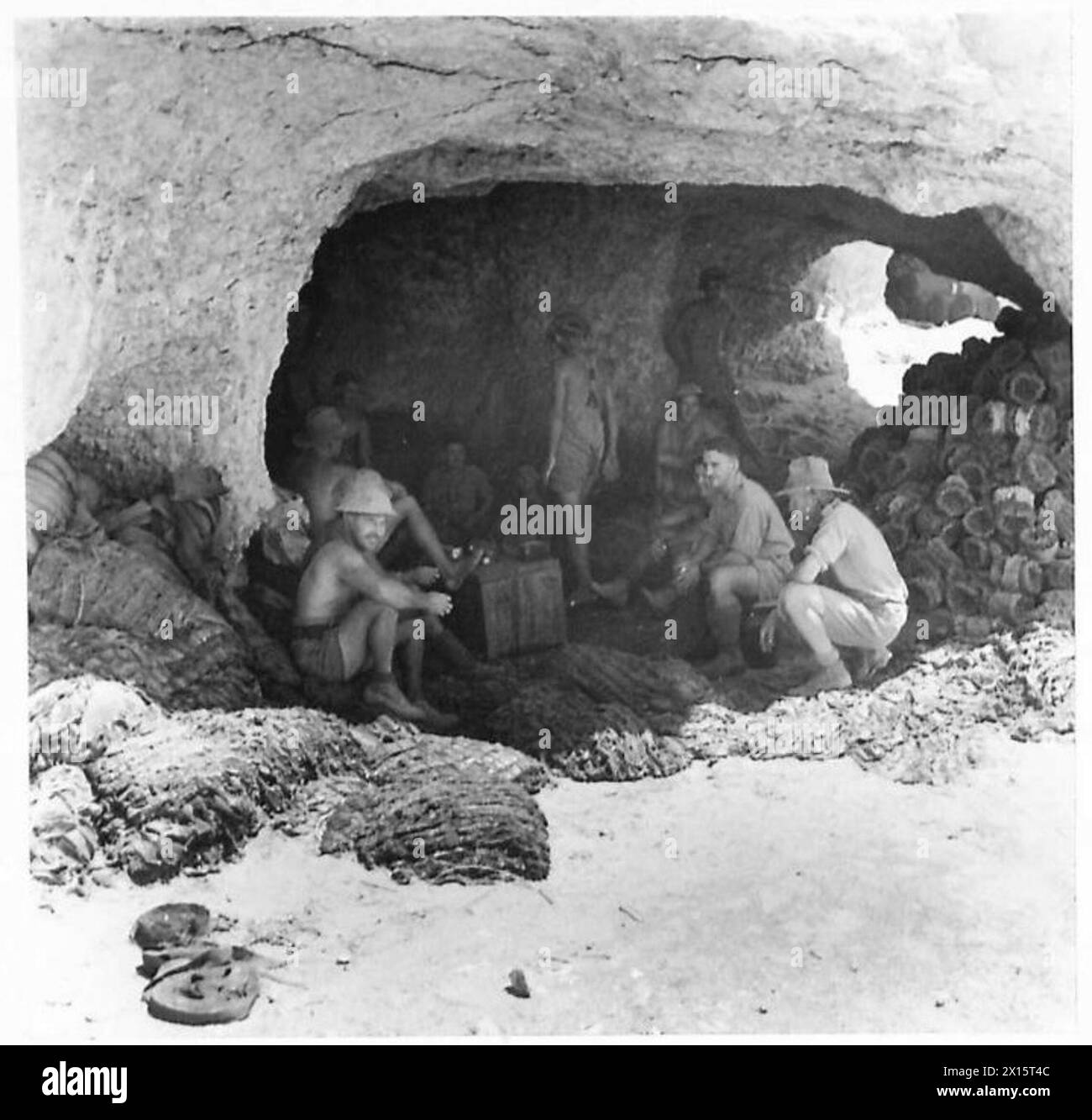 Australische Soldaten leben und arbeiten an den Eingängen der Tobruk-Höhlen, die auch zur Lagerung während der Operationen der British Army genutzt werden. Stockfoto