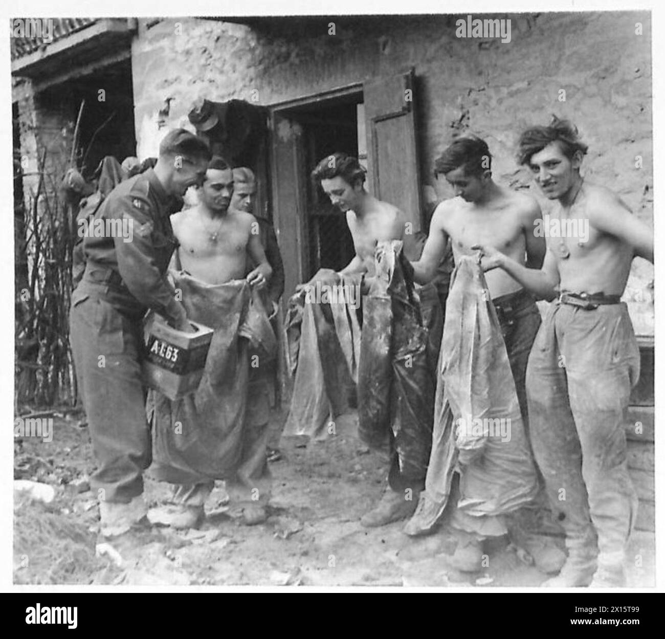 Corporal W. Newman von der britischen Fünften Armee überwacht die Entlausung deutscher Kriegsgefangener in Castel Del Rio vor dem Verhör aufgrund unhygienischer Bedingungen. Stockfoto