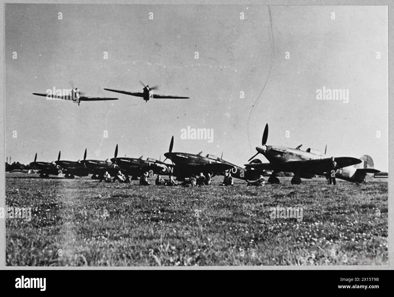 R.A.F. JAGDPILOTEN UND IHRE BENANNTEN HURRIKANE - zur Einführung siehe CH.6760. Zwei Hurrikane, die vom belgischen Kongo vorgestellt werden, fliegen über ihren Flugplatz. Diese Flugzeuge wurden bereits mit der R.A.F. No.43 Squadron in Tangmere eingesetzt – 29. August 1942 Royal Air Force Stockfoto