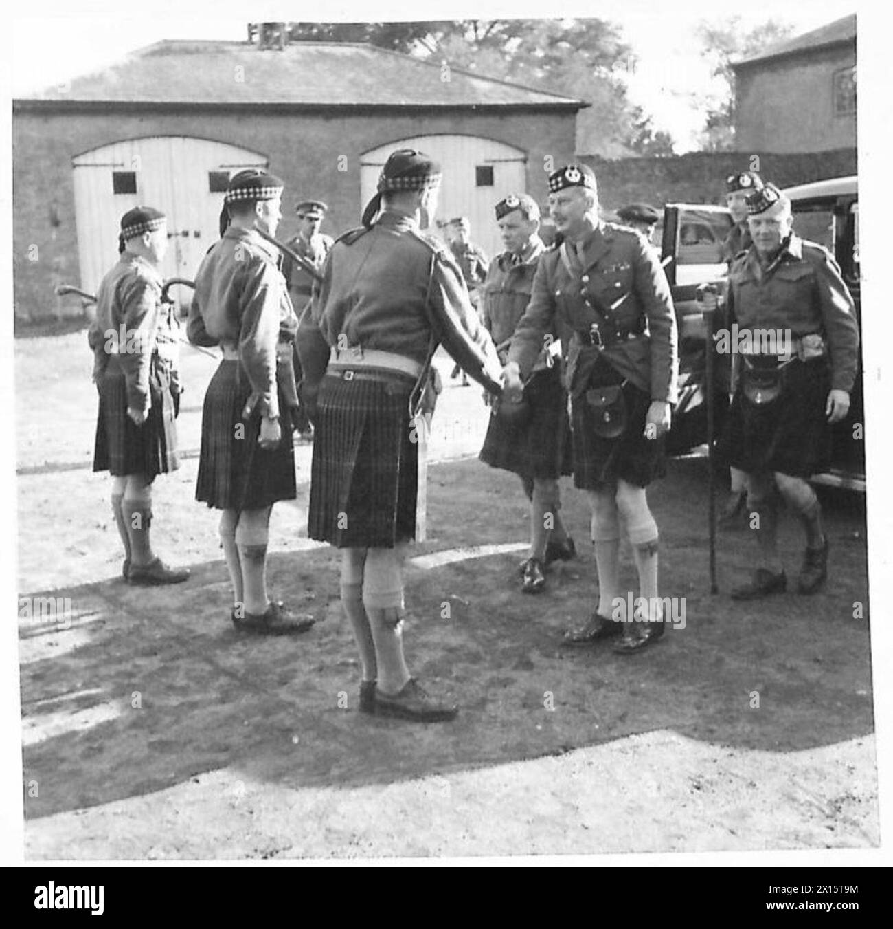 H.R.H. der Herzog von Gloucester besucht sein Regiment und begrüßt Offiziere bei der Ankunft. Der Besuch demonstriert zeremonielle Pflichten und militärische Führung in der britischen Armee. Stockfoto