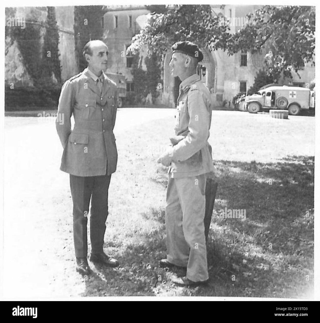 Generalleutnant McCreery besucht die 27 Lancers in Österreich und spricht mit dem befehlshabenden Offizier auf dem Gelände ihres Hauptquartiers der britischen Armee. Stockfoto