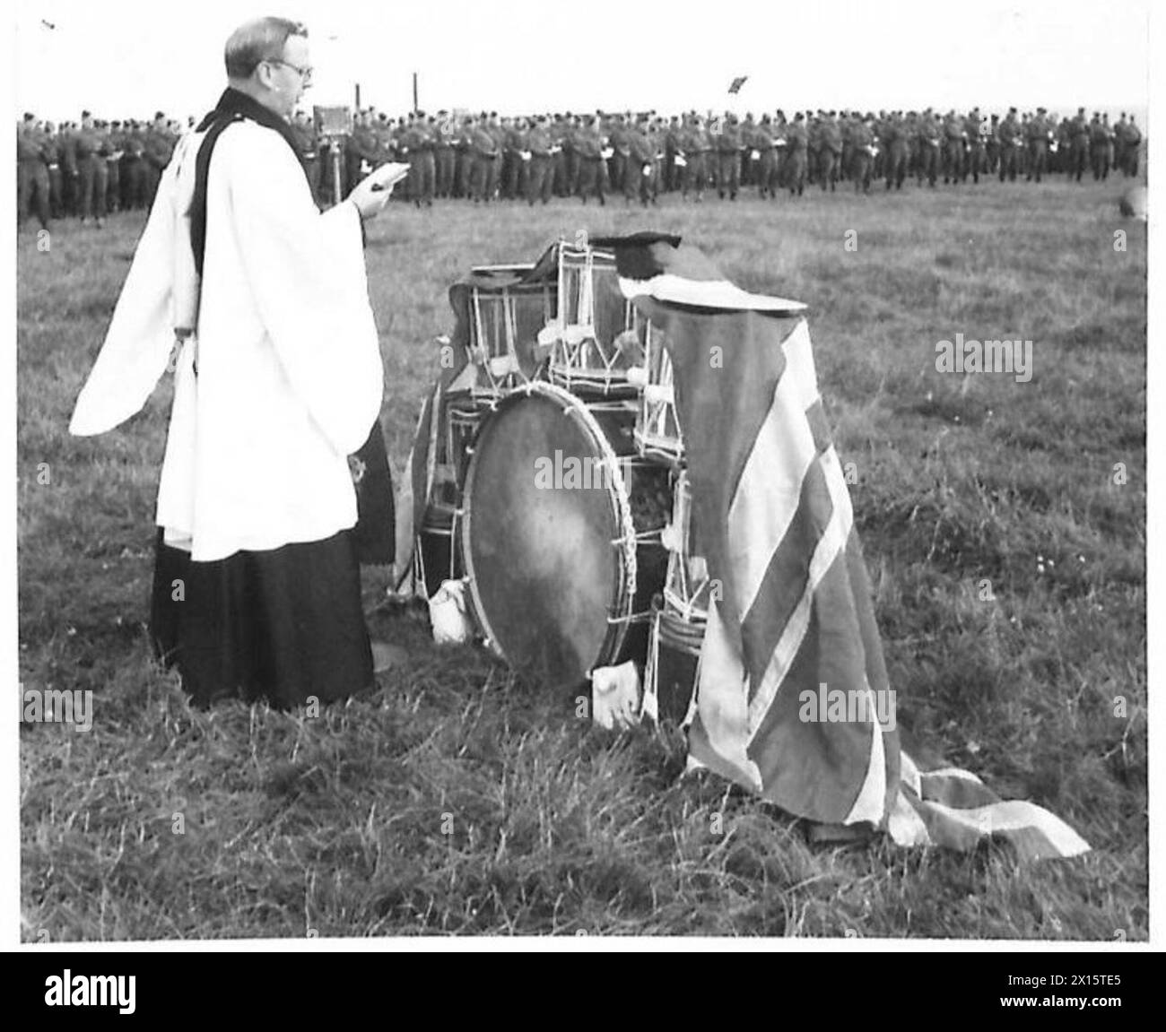 Ein Trommeldienst der Heimwache wird im Rahmen zeremonieller Aufgaben durchgeführt, wobei das Personal während des Dienstes an Deck auftritt. Stockfoto