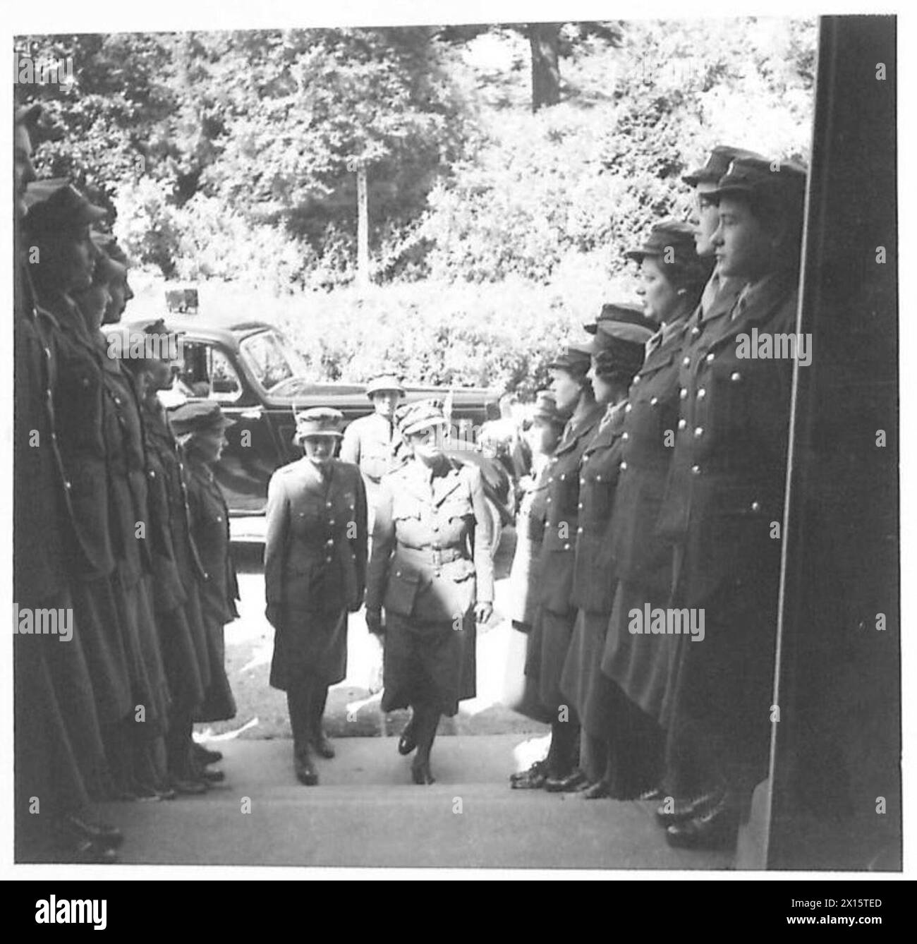 H.R.H. die Prinzessin Royal inspiziert die A.T.S. Ehrenwache bei ihrer Ankunft und überprüft Personal und zeremonielle Pflichten. Stockfoto