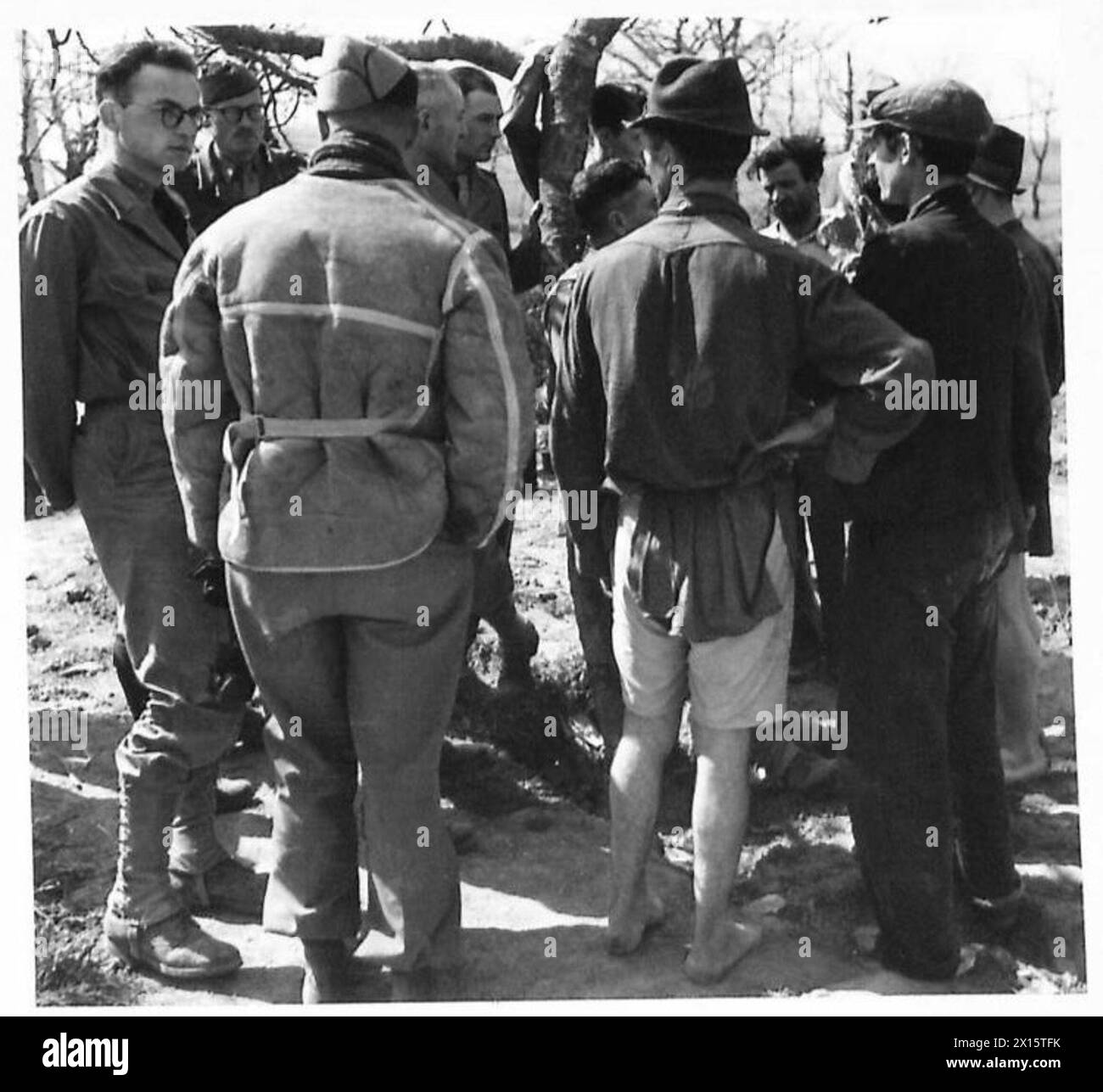 Italienische Zivilisten überquerten den Fluss Garigliano, um den deutschen Truppen zu entkommen, und werden von französischen Offizieren verhört, während Deutsche italienische Arbeiter für die Kriegsindustrie während des Zweiten Weltkriegs rekrutieren Stockfoto