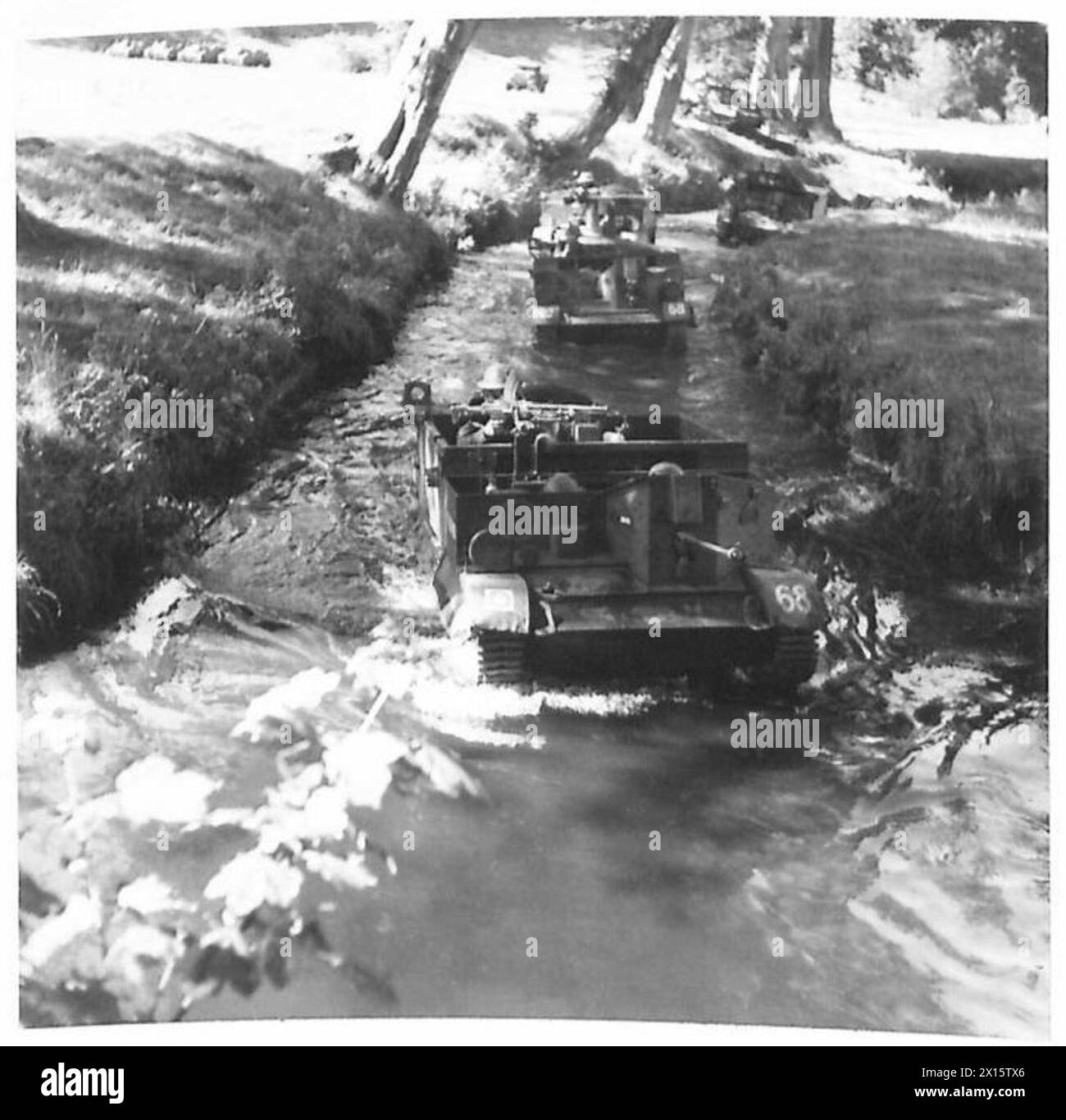 Bren-Träger führten während militärischer Übungen in Nordirland eine Flussüberquerung durch, um die amphibischen Fähigkeiten der britischen Armee zu demonstrieren. Stockfoto