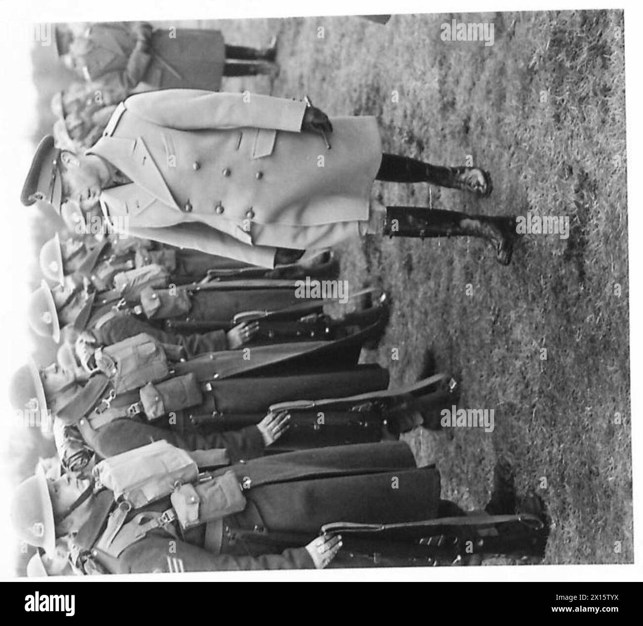 Der König inspiziert Soldaten auf der Parade im Rahmen einer Zeremonie der britischen Armee und einer offiziellen Überprüfung. Stockfoto