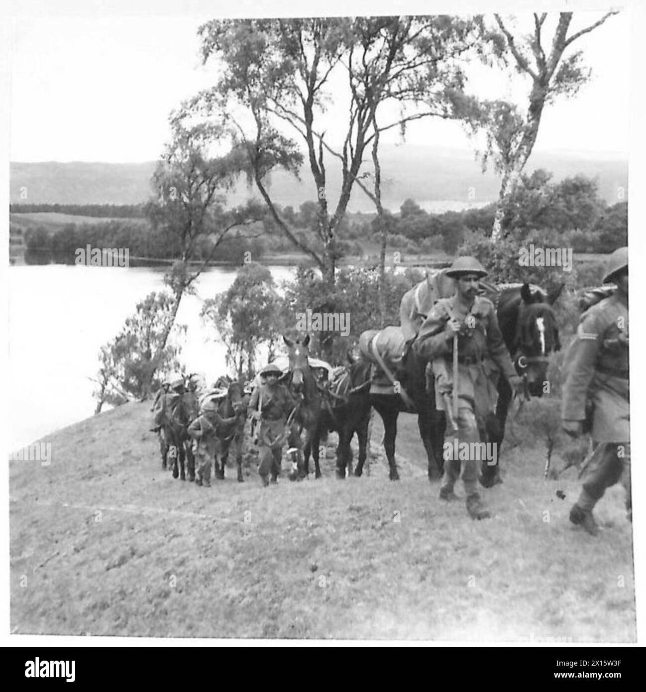 Packpferde starten eine Bergtour an einem malerischen schottischen See, der vom Royal Indian Army Service Corps betrieben wird. Stockfoto