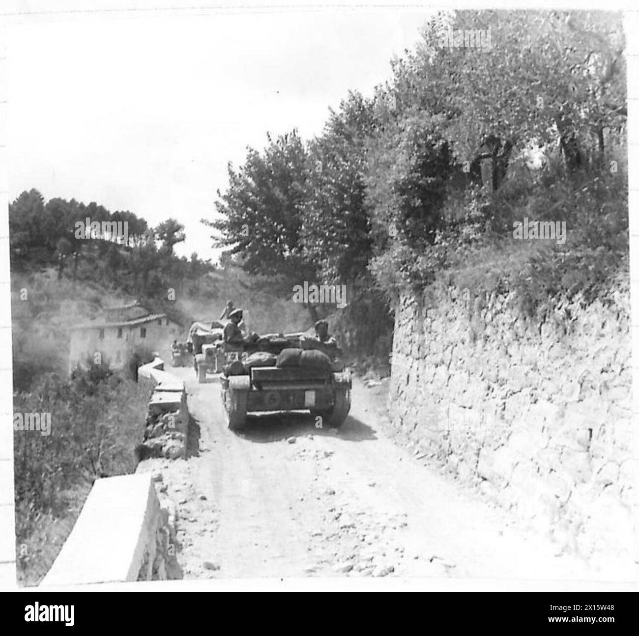 Fahrzeuge verschiedener Typen bewegten sich auf staubigen Straßen im Hinterland der heranrückenden Infanterie der britischen 8. Armee. Stockfoto