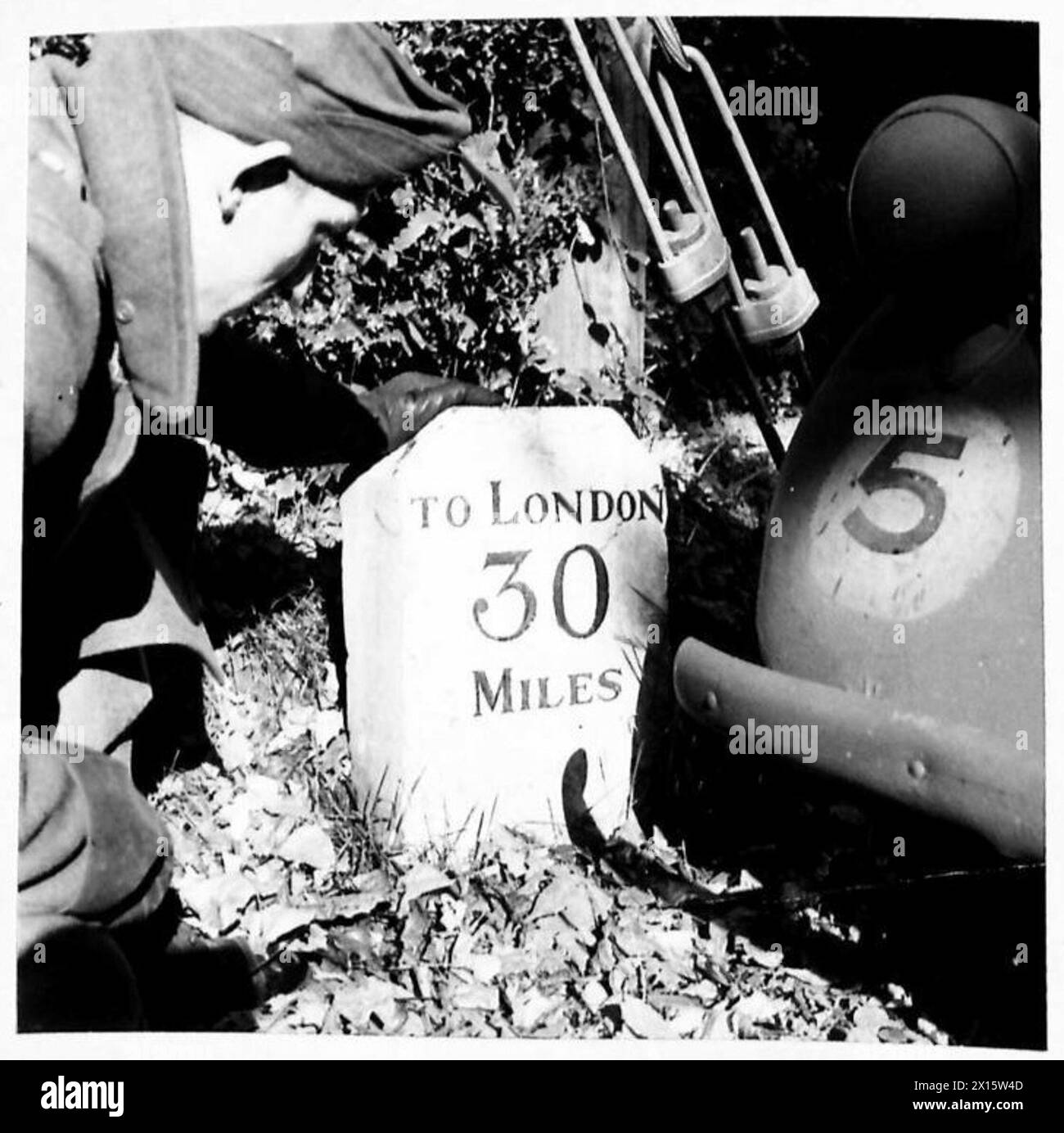 Ein Meilenstein entlang der Dover Road wurde von der britischen Armee fotografiert, um historische Straßenmarkierungen und Navigationshilfen zu dokumentieren. Stockfoto