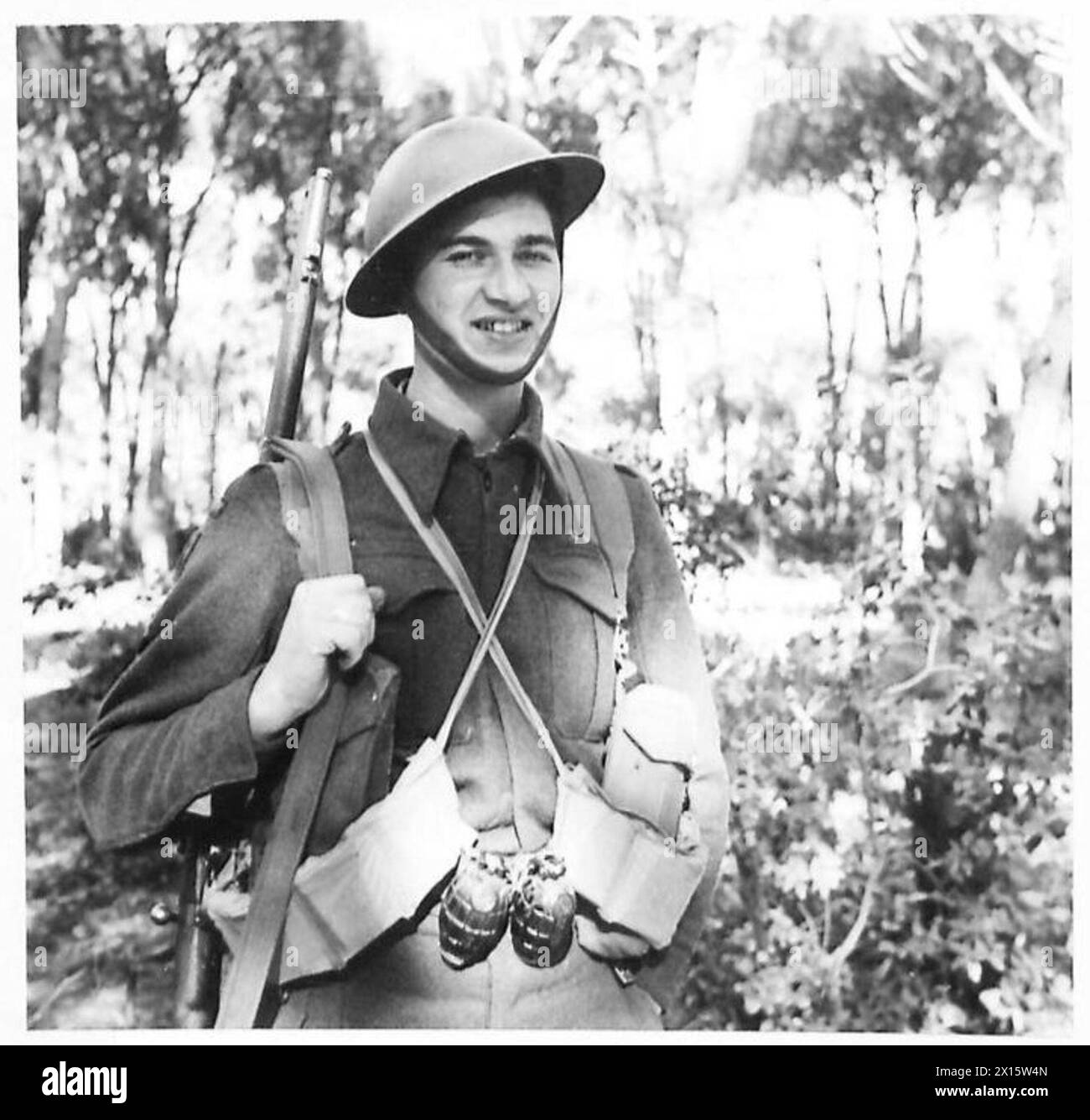 Phillip Johnson (#6090234) kommt als Verstärkung zu den Queens am Anzio Brückenkopf an und demonstriert Truppenbewegungen und Verstärkungsverfahren in der britischen Armee. Stockfoto