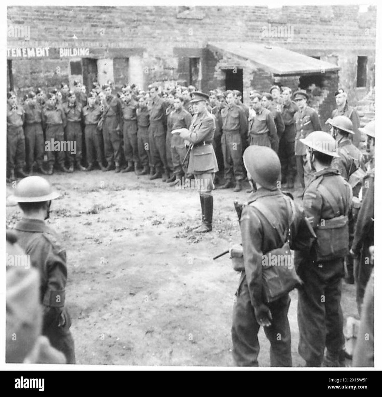Major General Johnson spricht am Ende seines offiziellen Besuchs an Offiziere und Schüler der Glasgow Home Guard Fighting School. Stockfoto